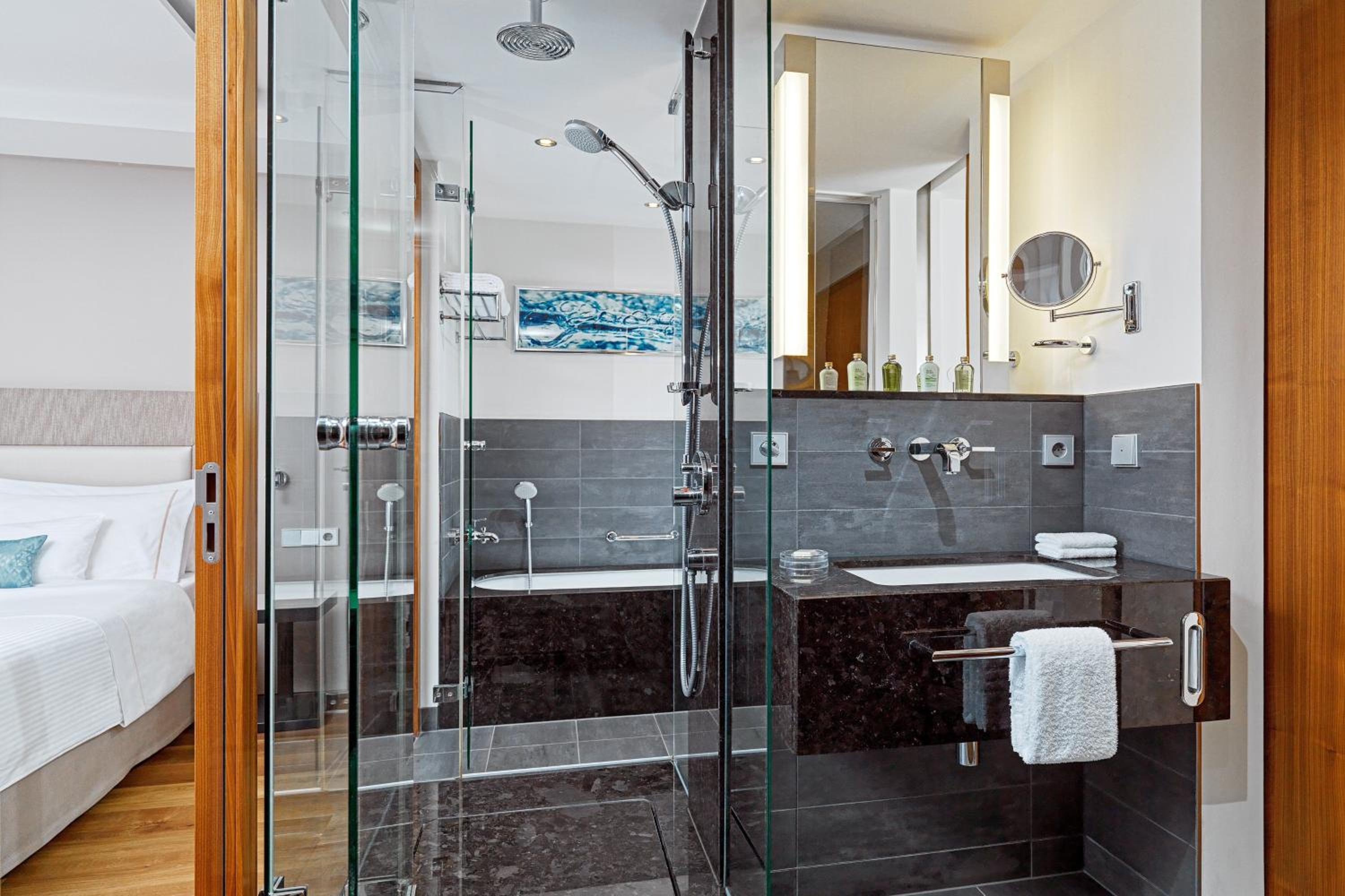 Deluxe Suite, 1 Bedroom Suite, 1 King, City view, Balcony