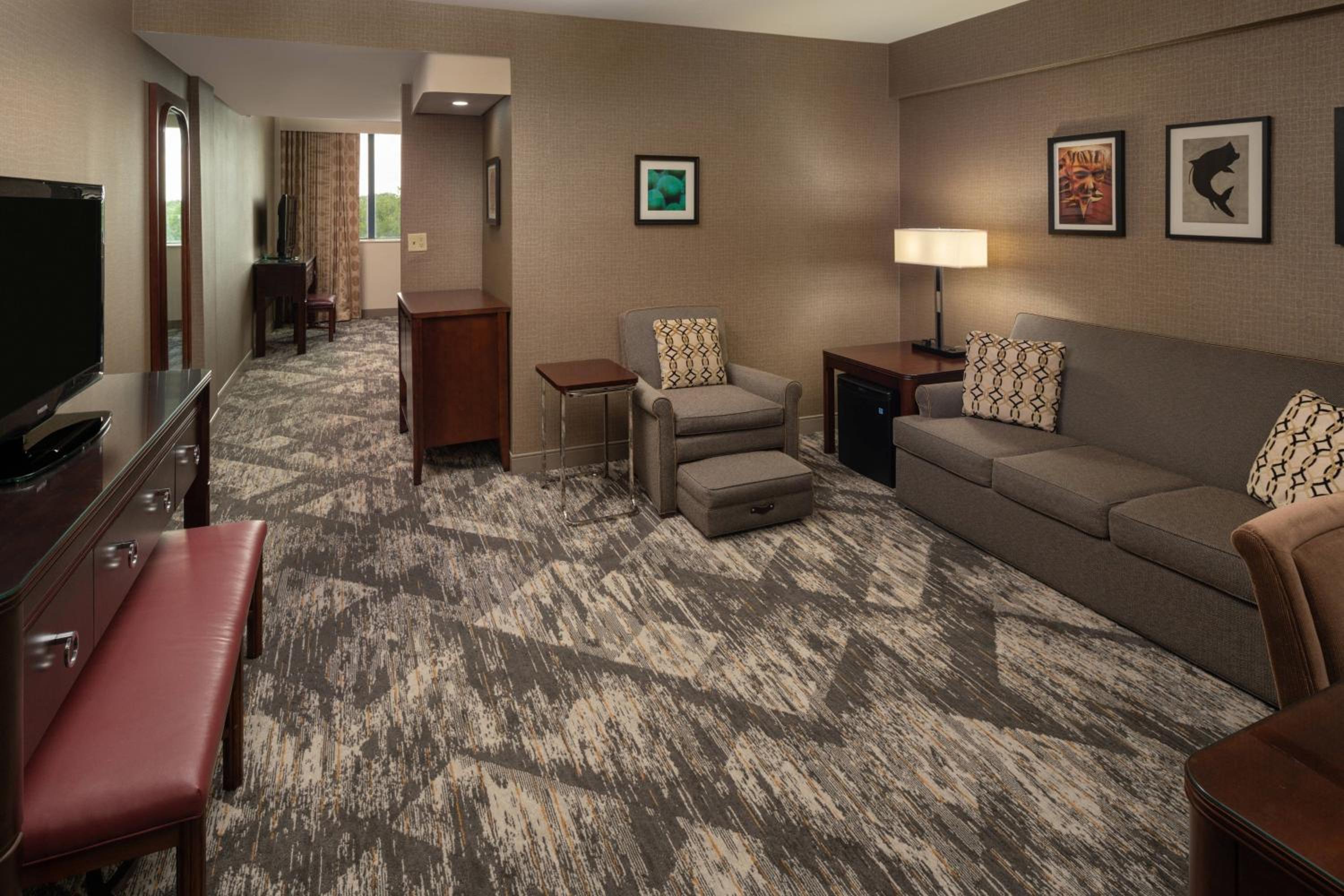 Club level, Suite, 1 King, Sofa bed, Central - Photo 2