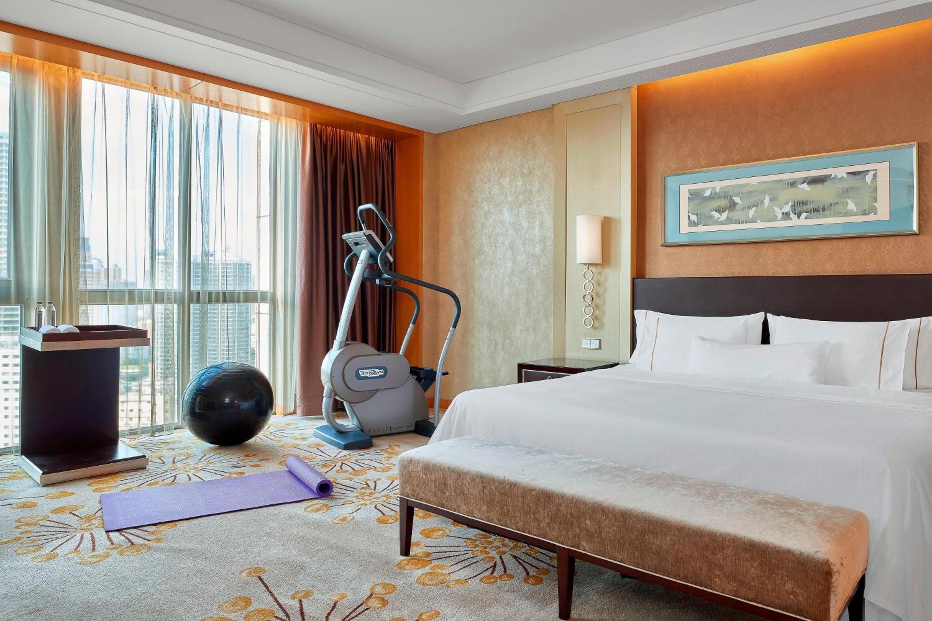 Executive Renewal, Club level, Larger Guest room, 1 King