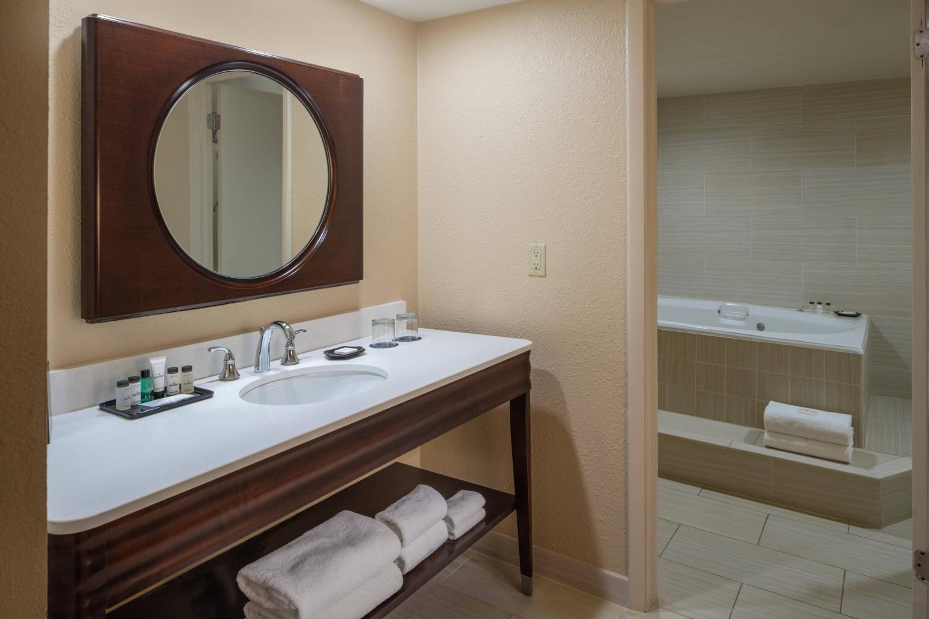 Penthouse Suite, 1 King - Photo 3