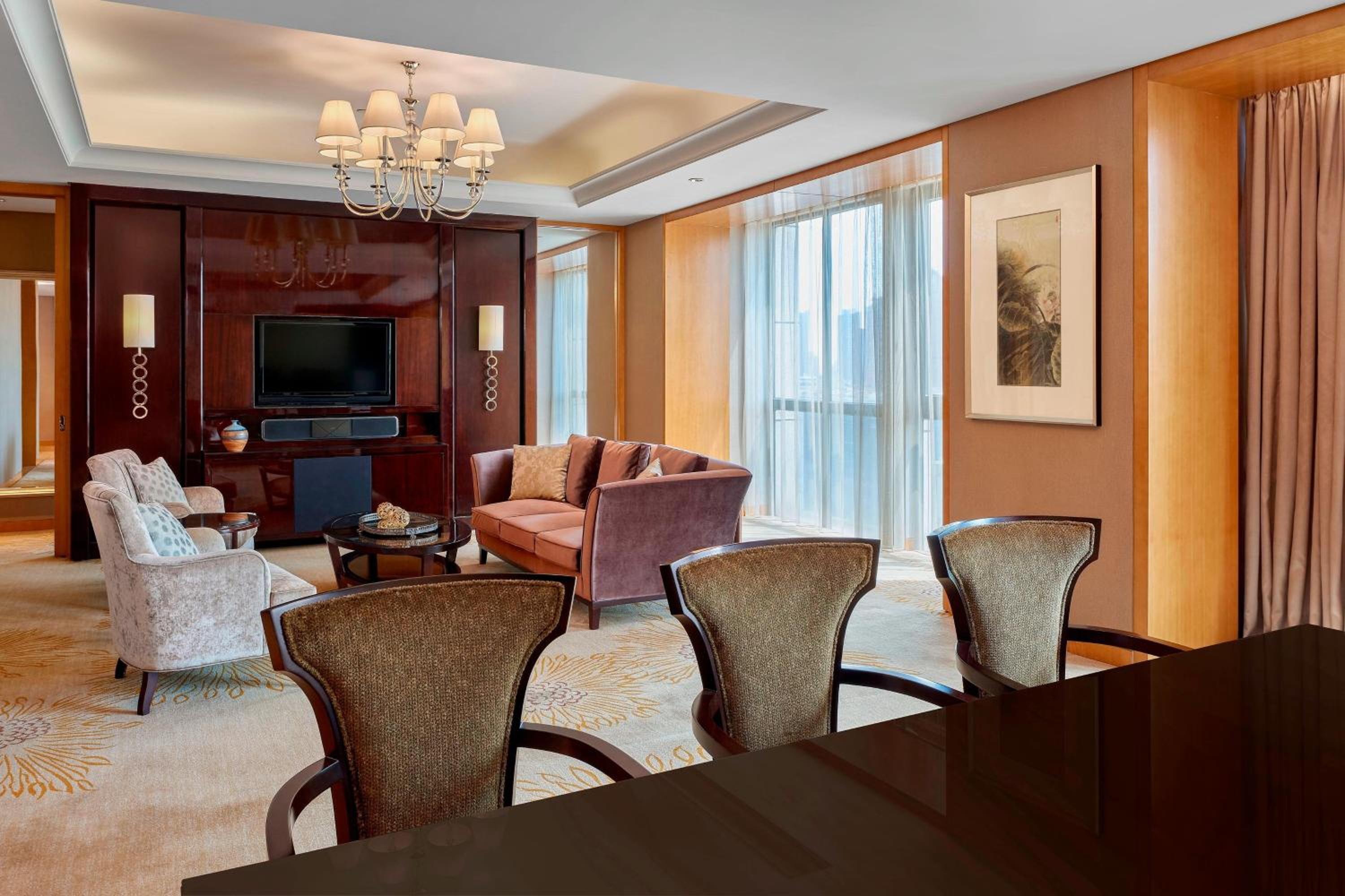 Club level, 1 Bedroom Suite, 1 King, City view