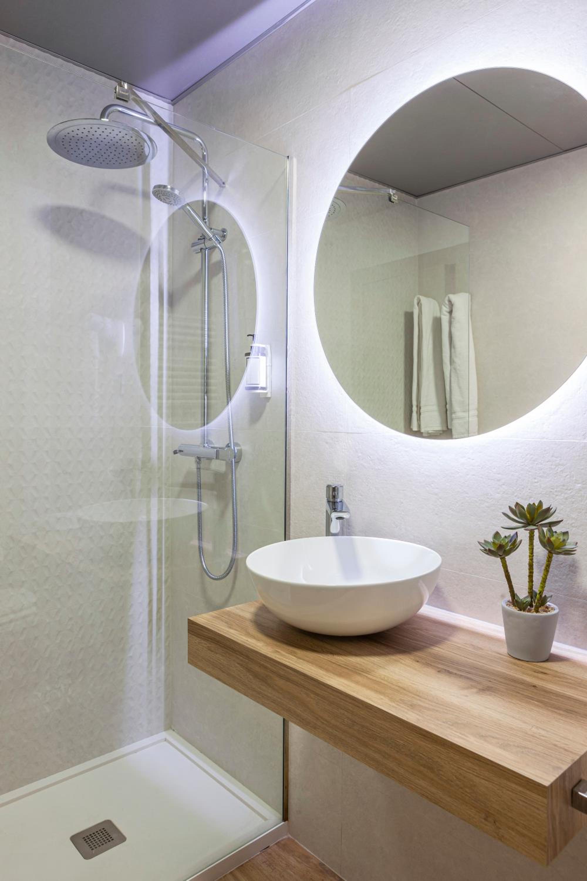 Double or Twin Room - Photo 8