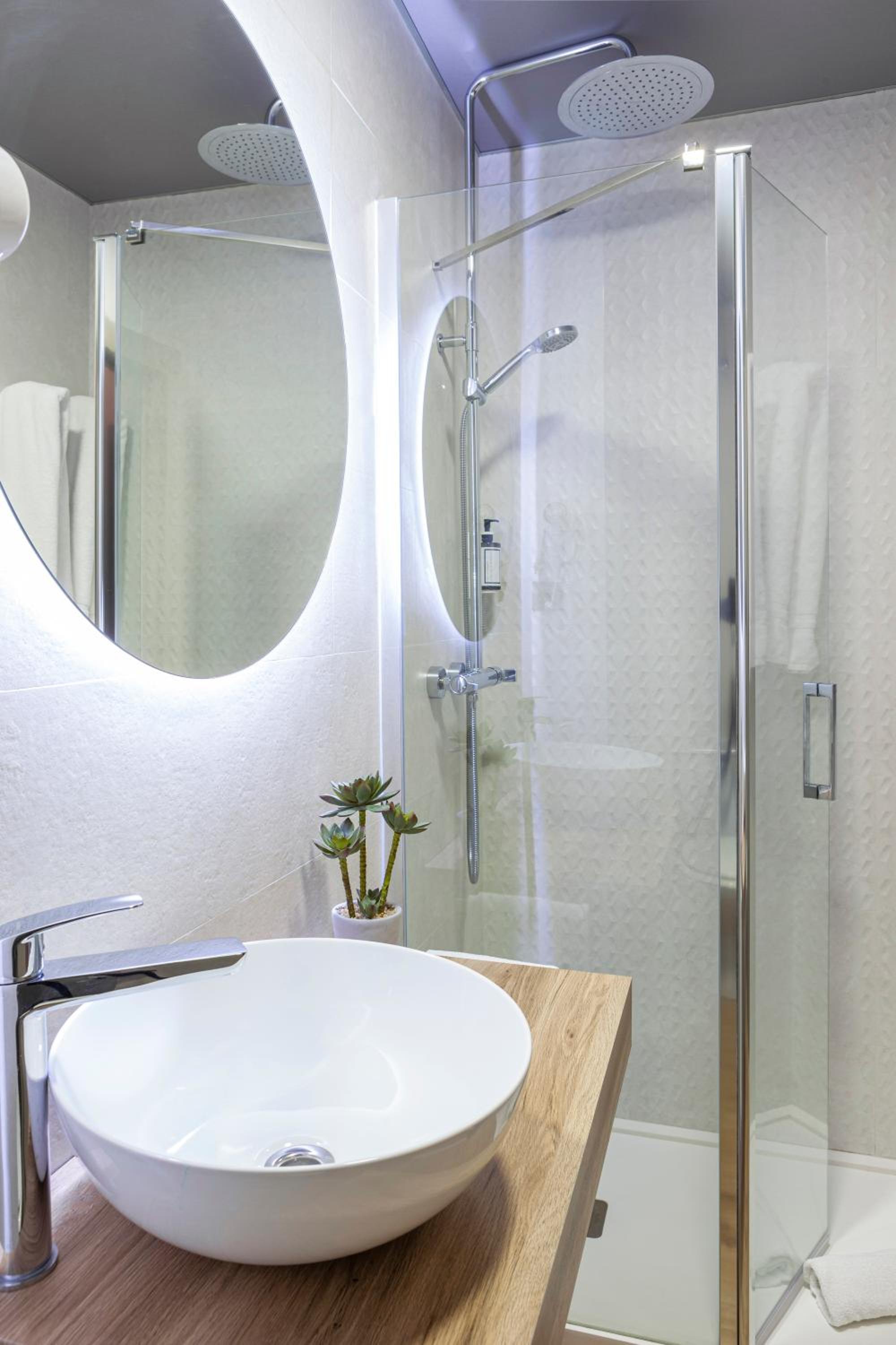 Double or Twin Room - Photo 9