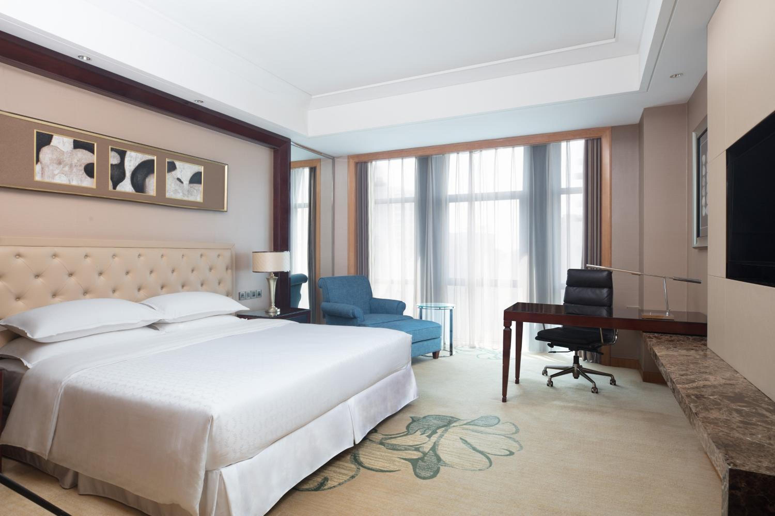 Deluxe King Room, Guest room, 1 King, City view, Low floor - Photo 5