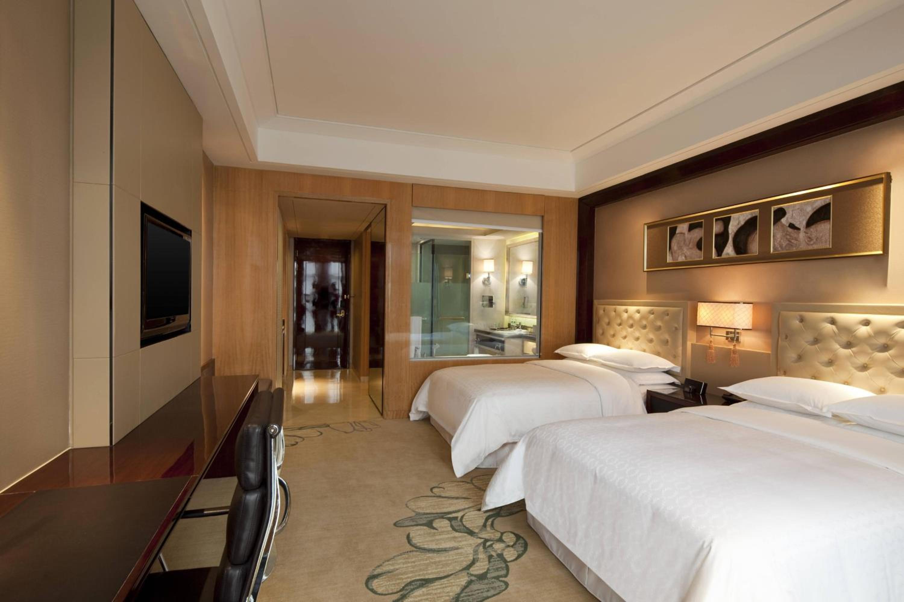 Premier Twin Room, Guest room, 2 Double, City view - Photo 4