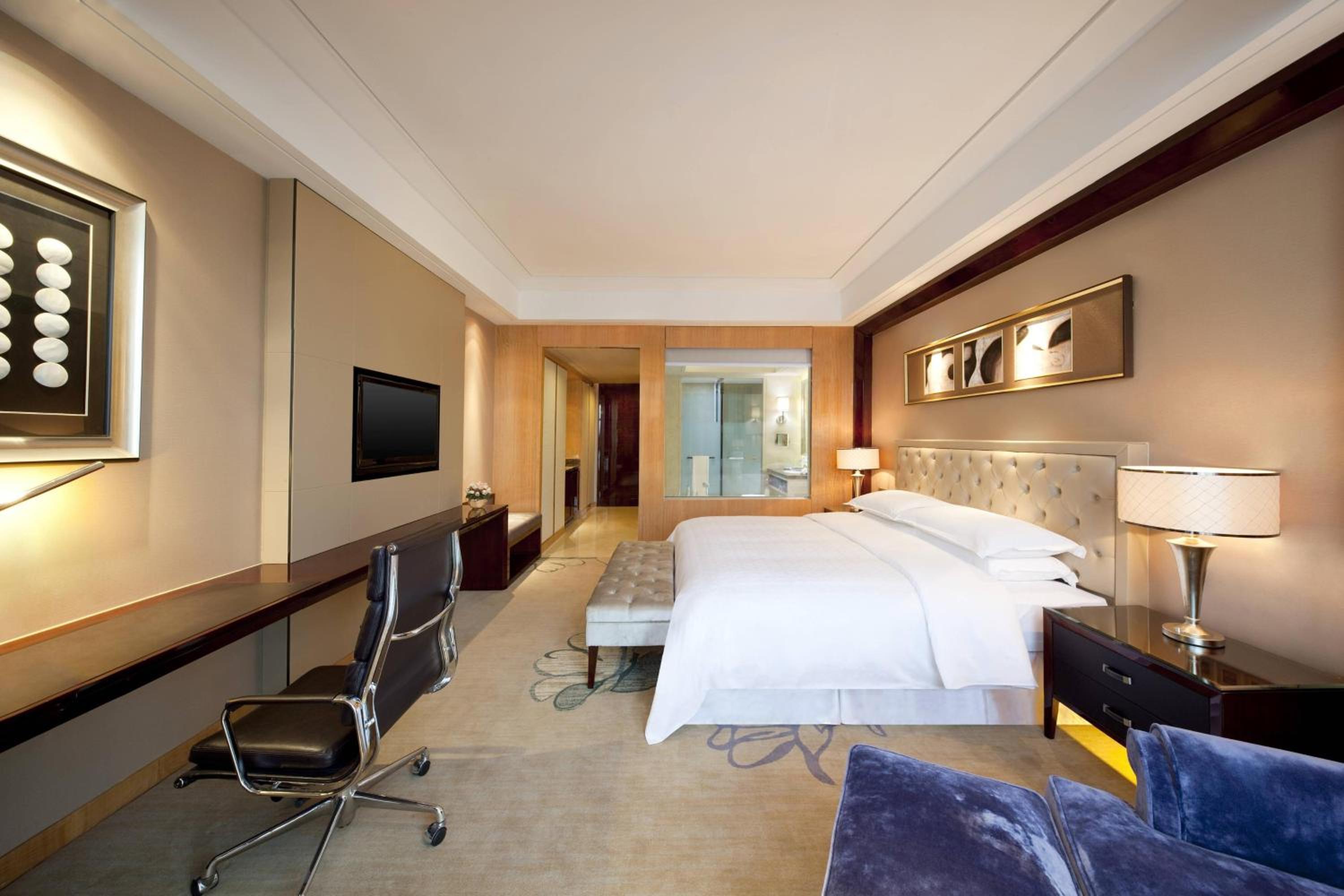 Premier King Room, Guest room, 1 King, City view, Mid floor - Photo 4