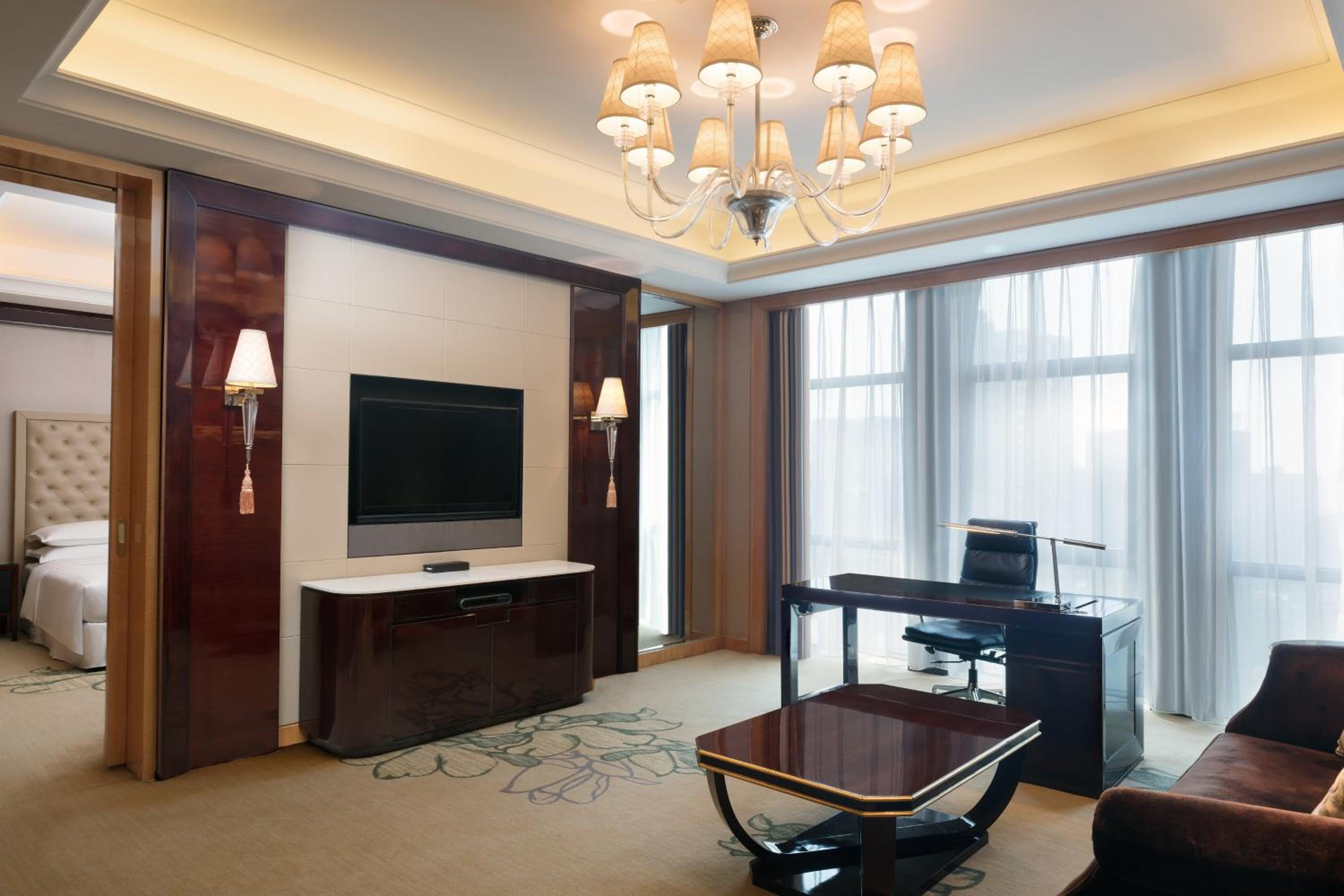Deluxe Suite, Club lounge access, 1 Bedroom Larger Suite, 1 King, Bathrooms: 2, City view - Photo 3