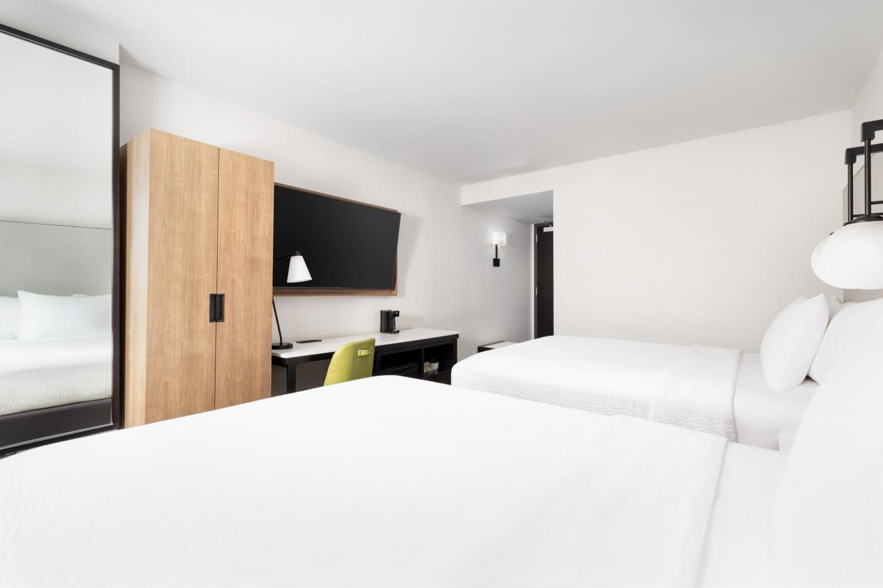 Queen Room with Two Queen Beds photo 3