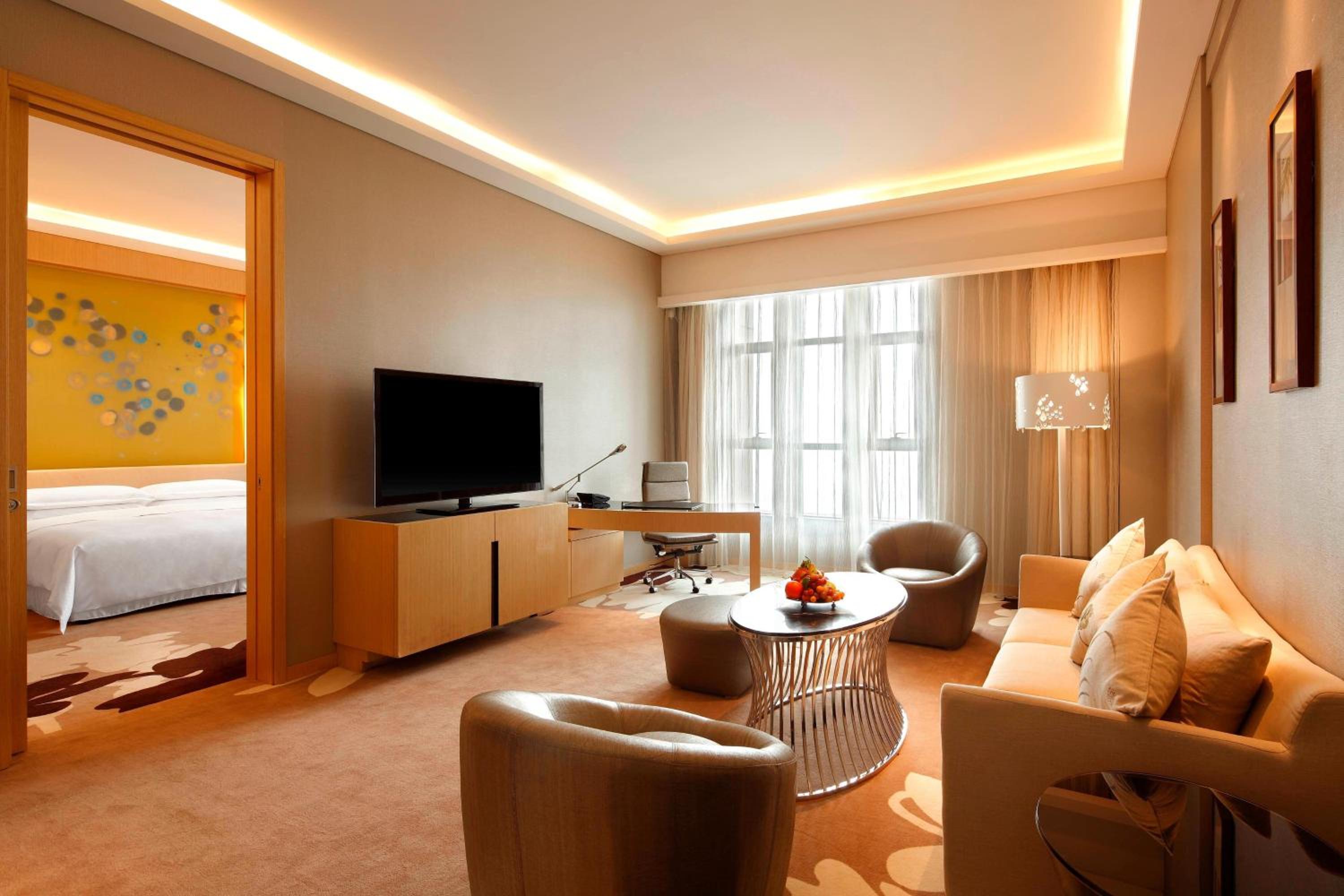 Deluxe Room, 1 Bedroom Suite, 1 King, Garden view photo 1