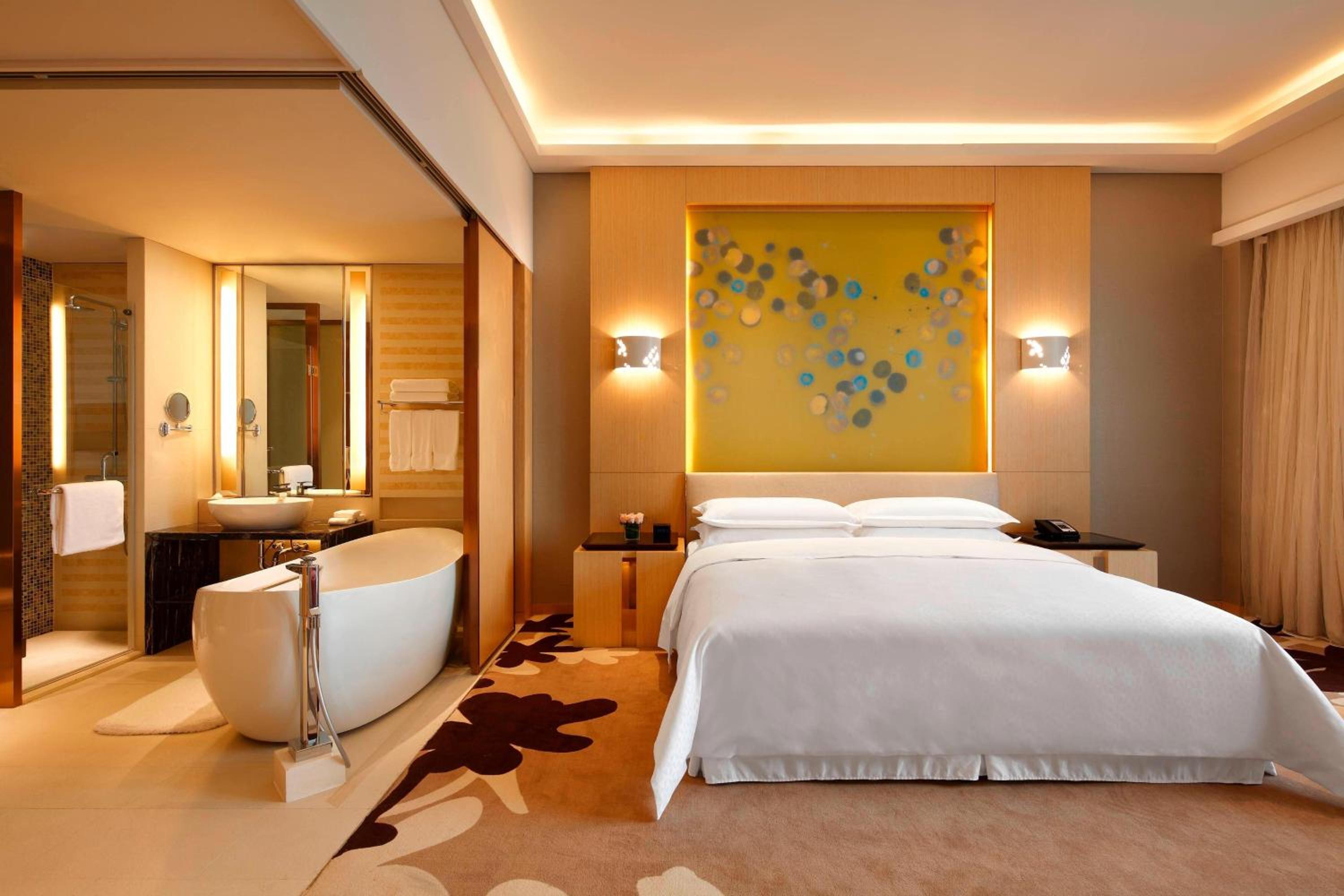 Deluxe Room, 1 Bedroom Suite, 1 King, Garden view photo 2