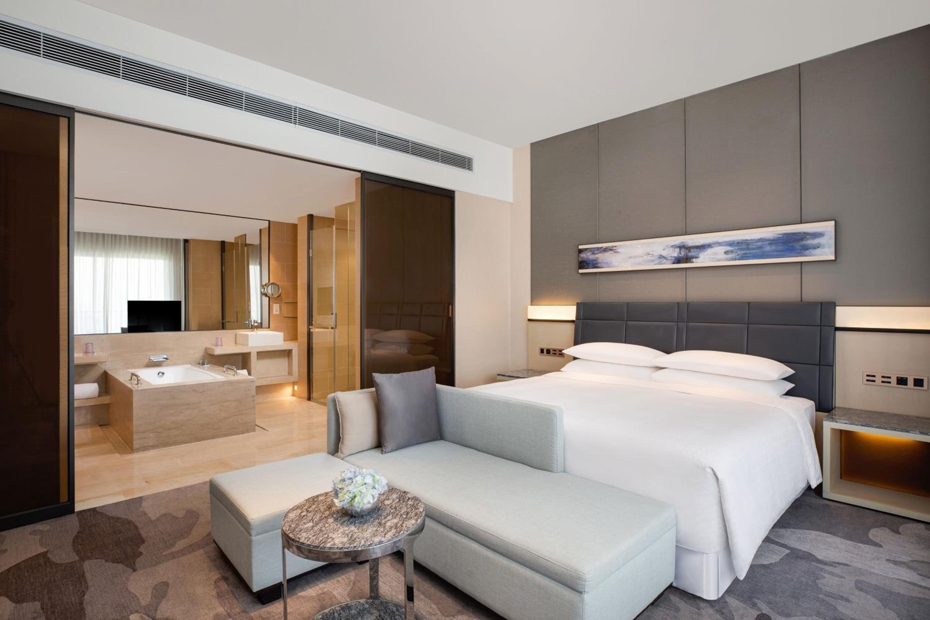 Deluxe Suite with Garden View photo 2