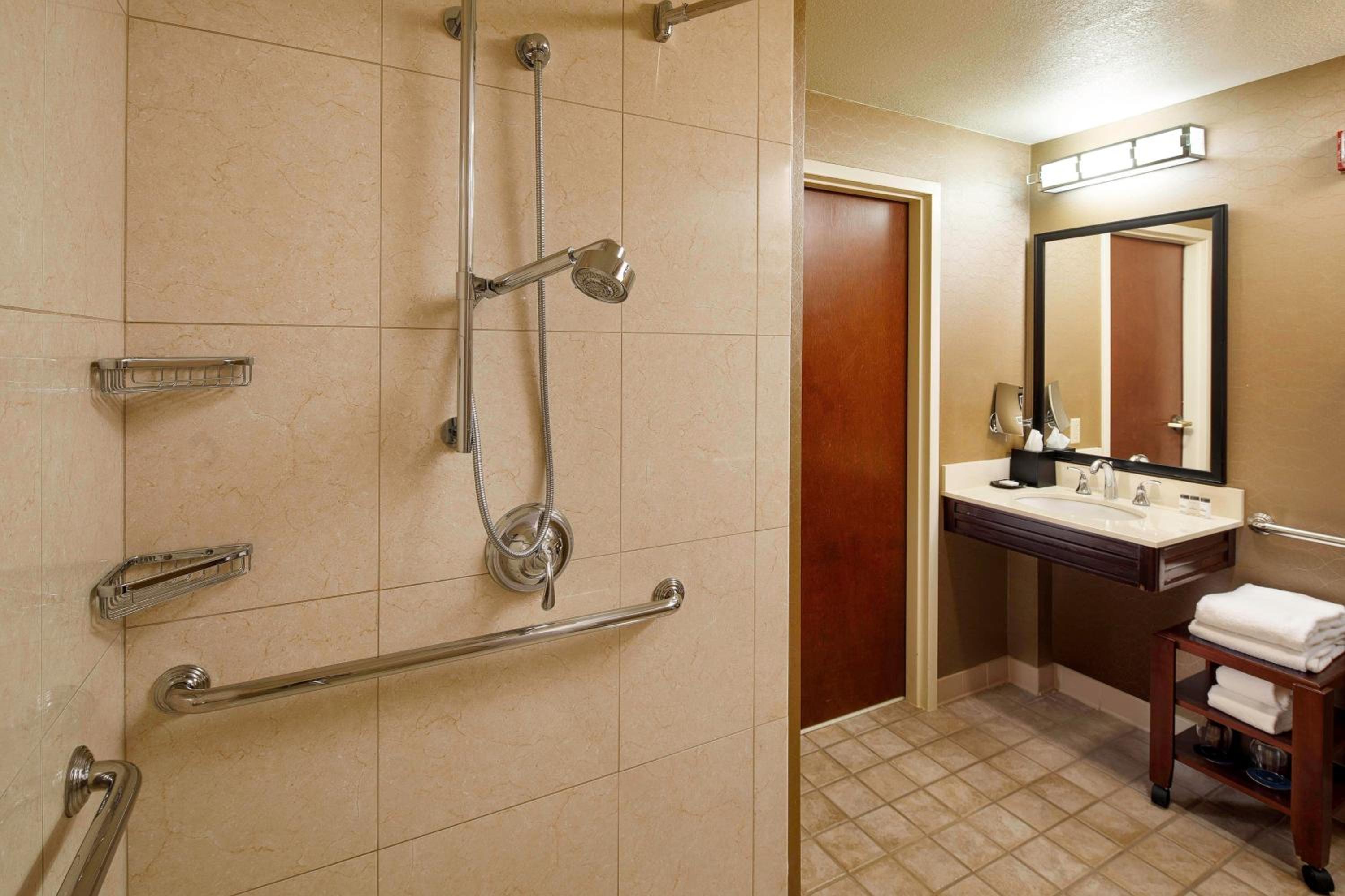 Traditional Double Room with Tub and Atrium Building - Mobility Accessible - Photo 2