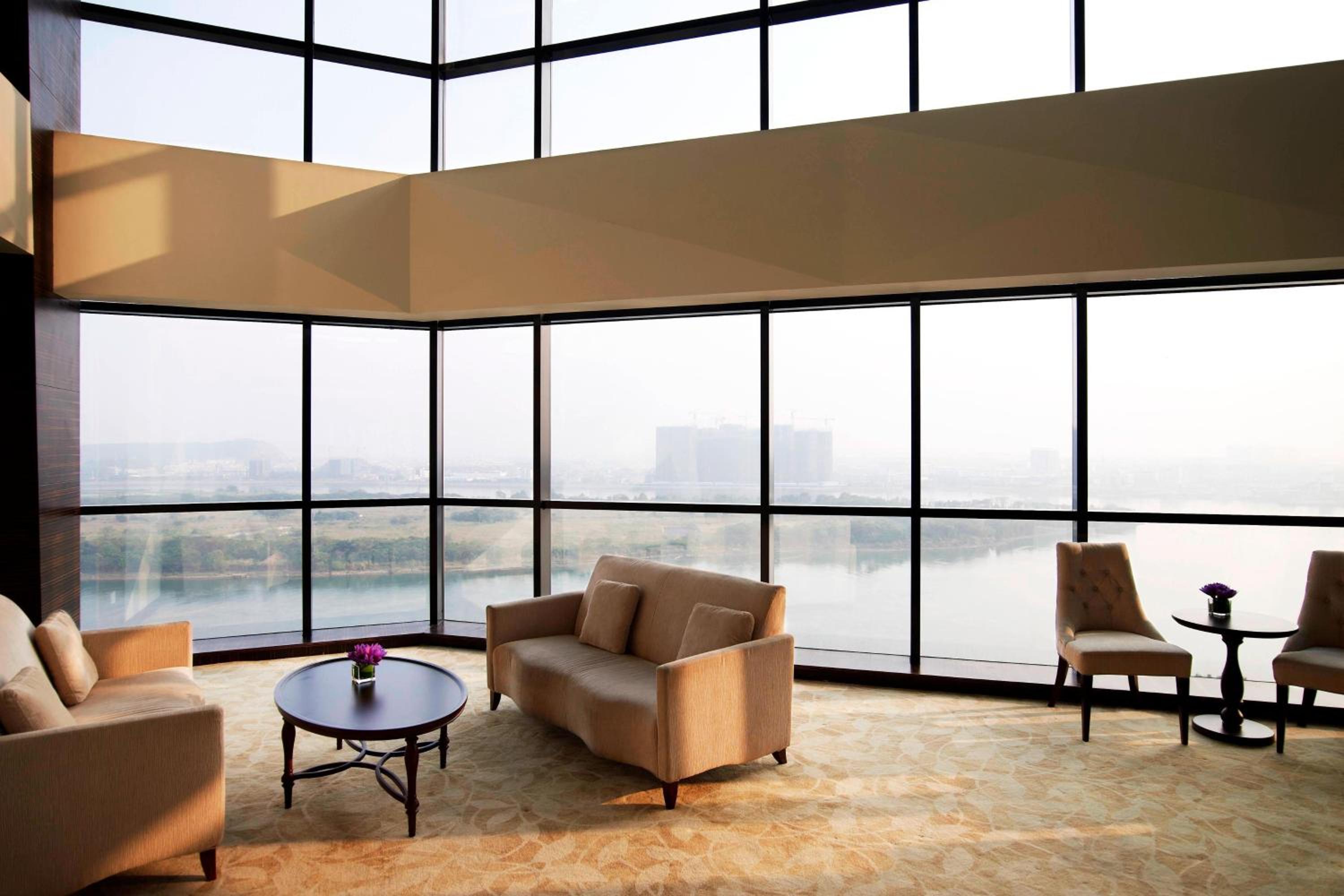 Executive King City View, Club lounge access, Guest room - Photo 5