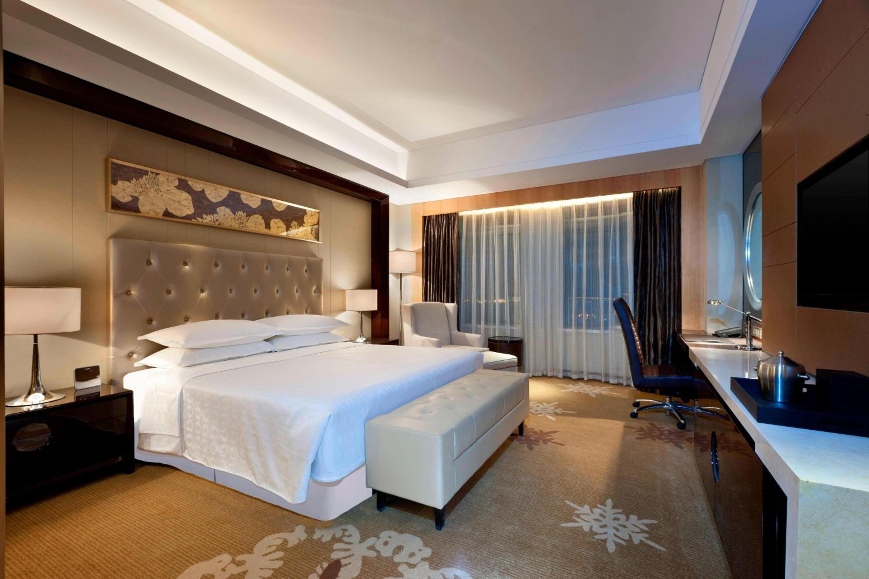 Deluxe, Guest room, 1 King photo 1