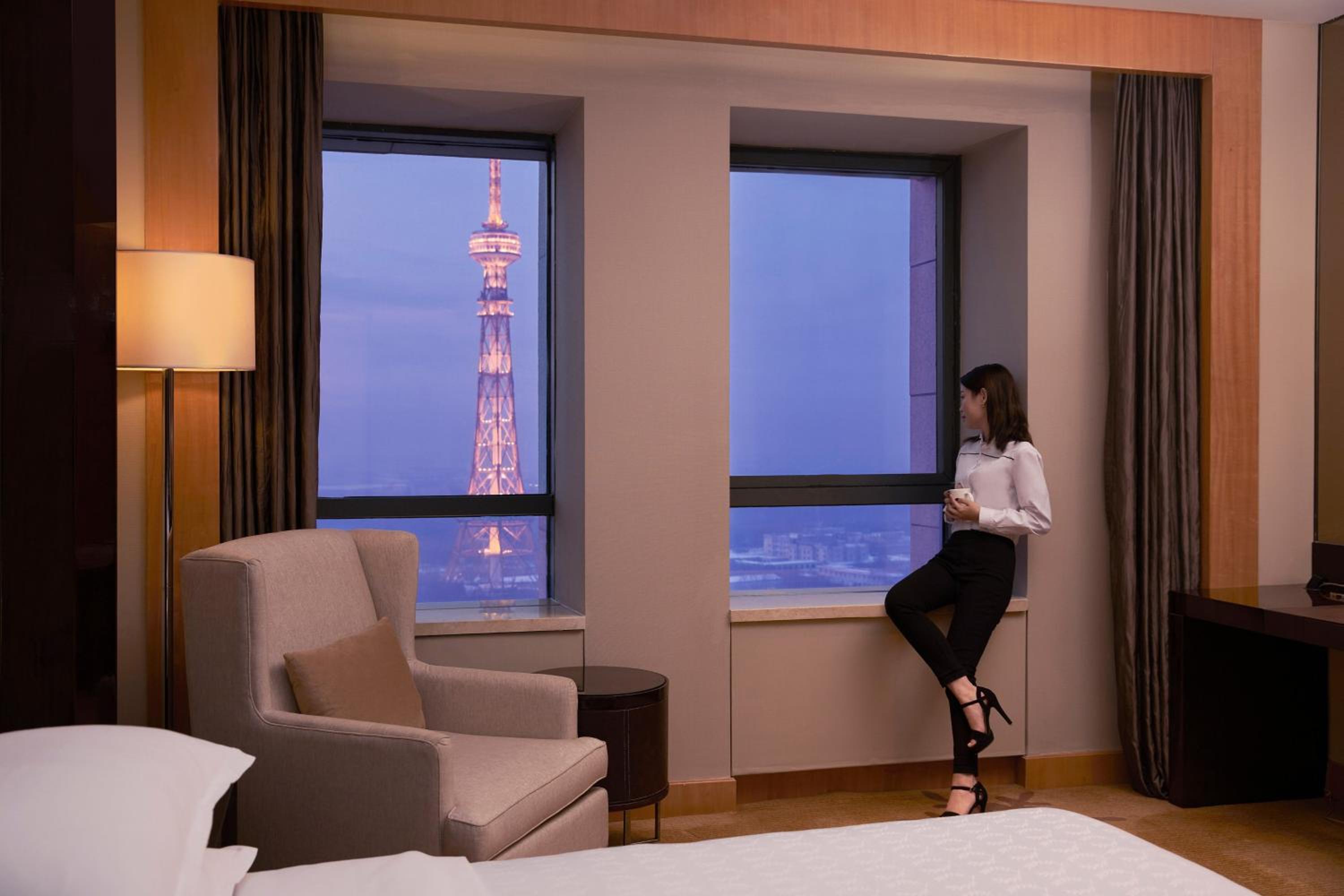 Club Room, Concierge level, Guest room, 1 King, Corner room photo 3