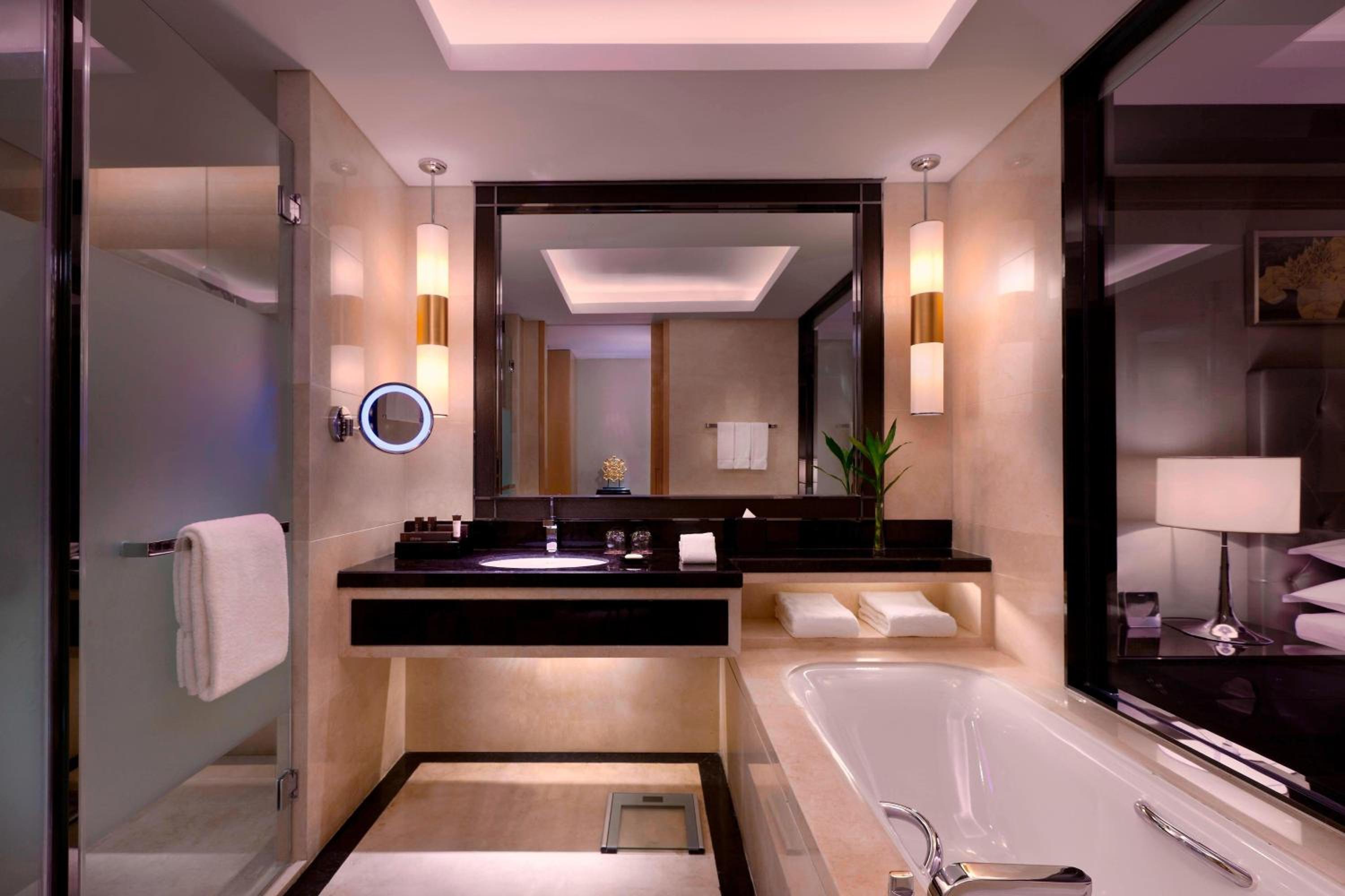 Club Room, Concierge level, Guest room, 1 King, Corner room photo 1