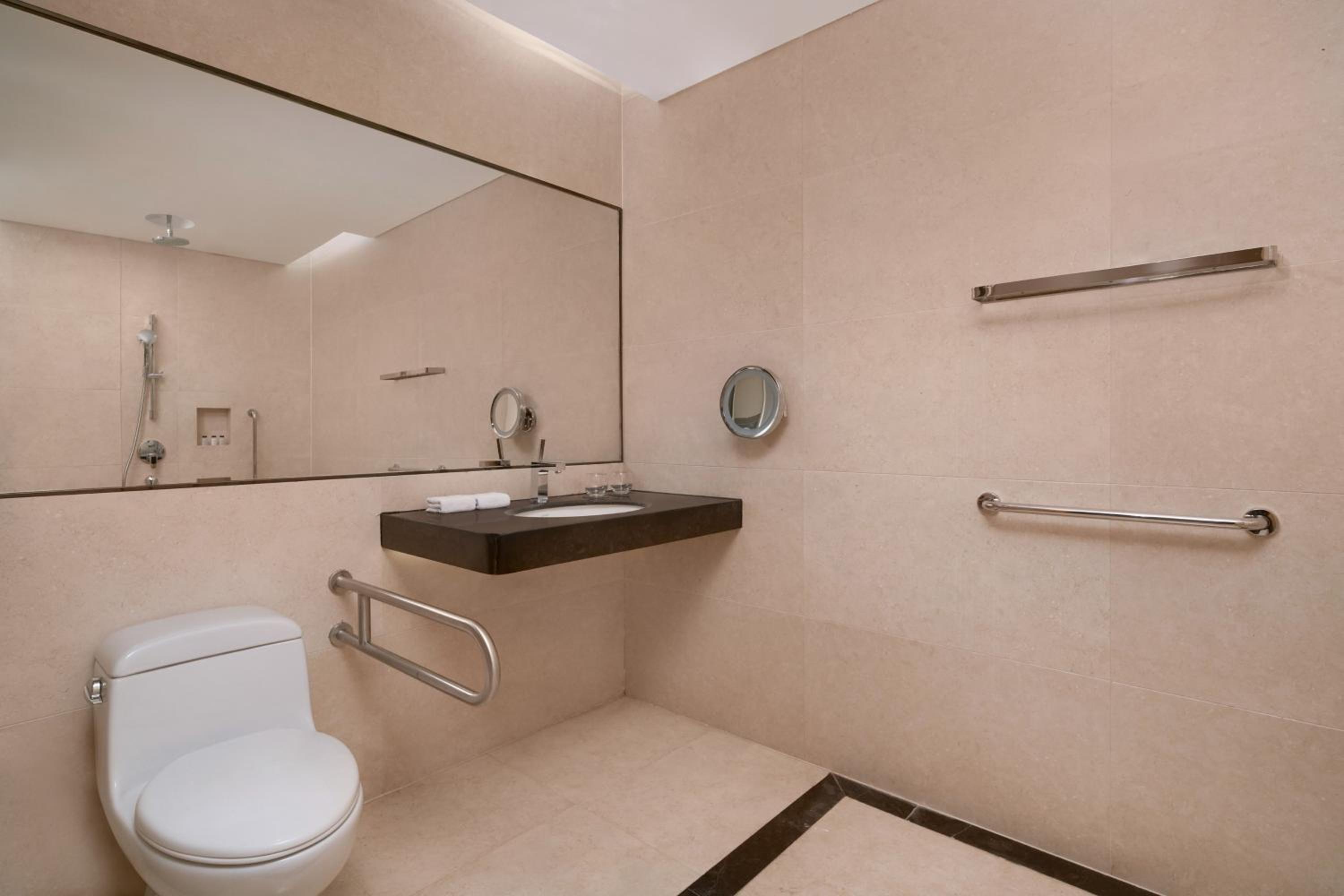 Club Room, Concierge level, Guest room, 1 King, Corner room photo 2