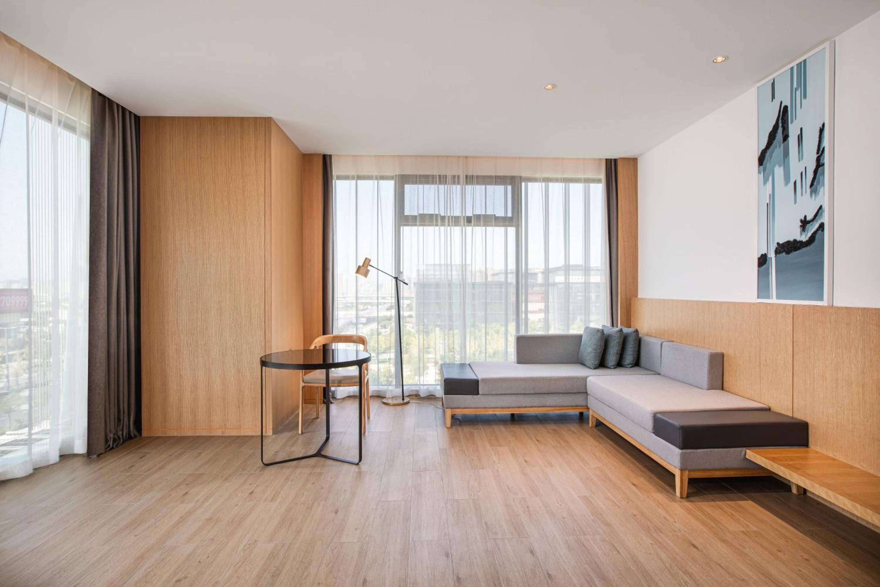 Studio Suite with King Bed photo 2