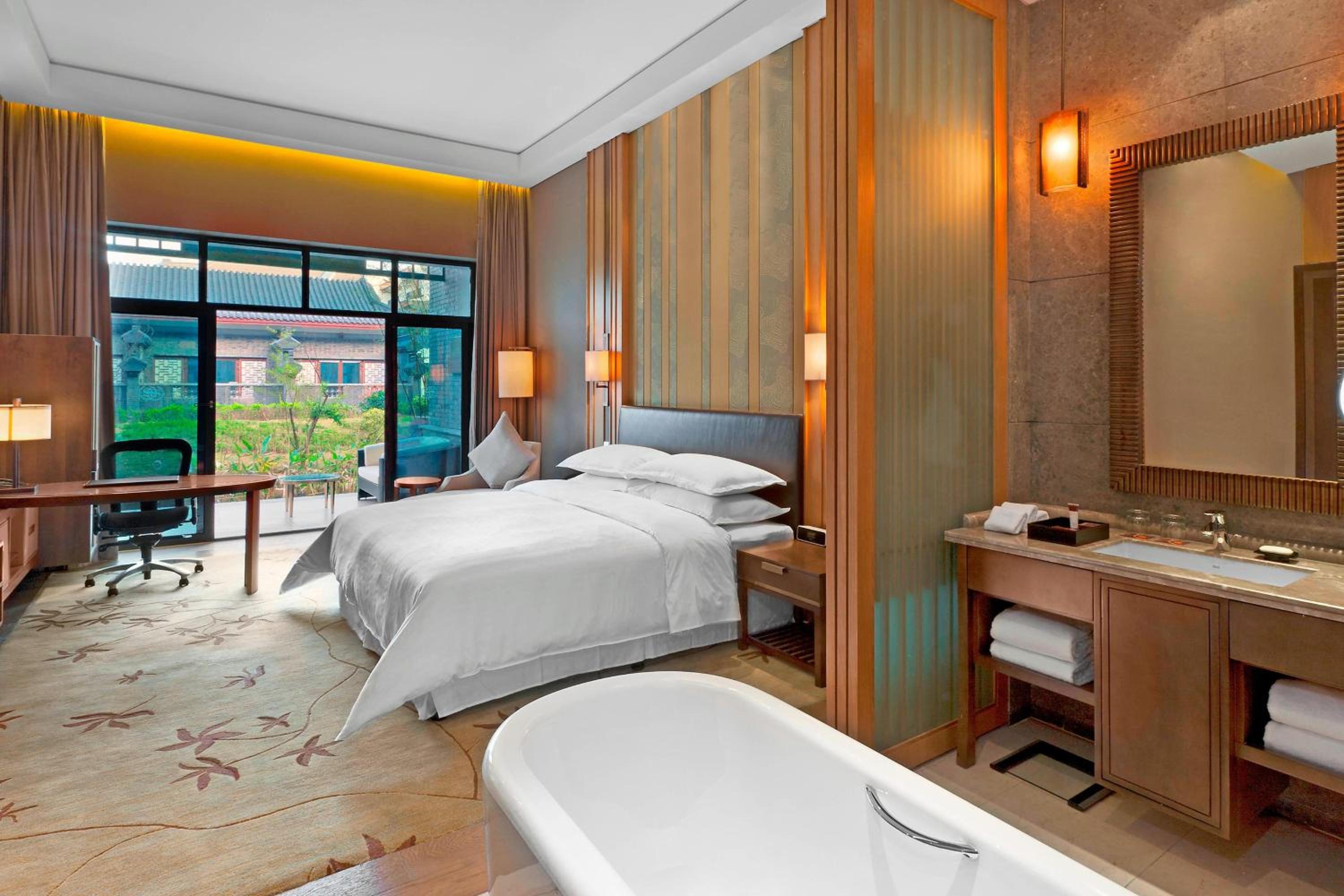 Superior King Room with Balcony - Photo 1