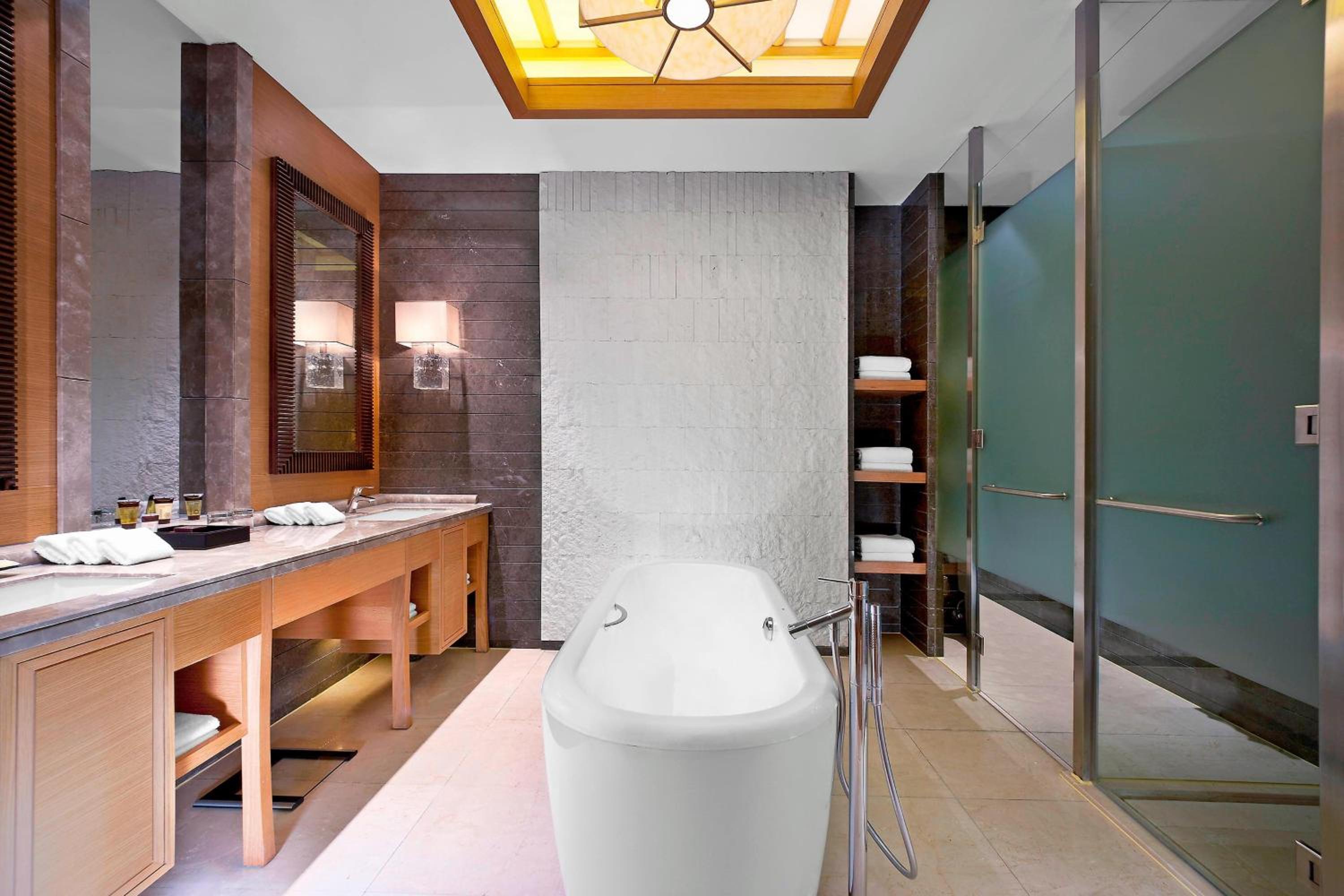 Deluxe Suite, Concierge lounge access, 1 Bedroom Suite - Photo 2