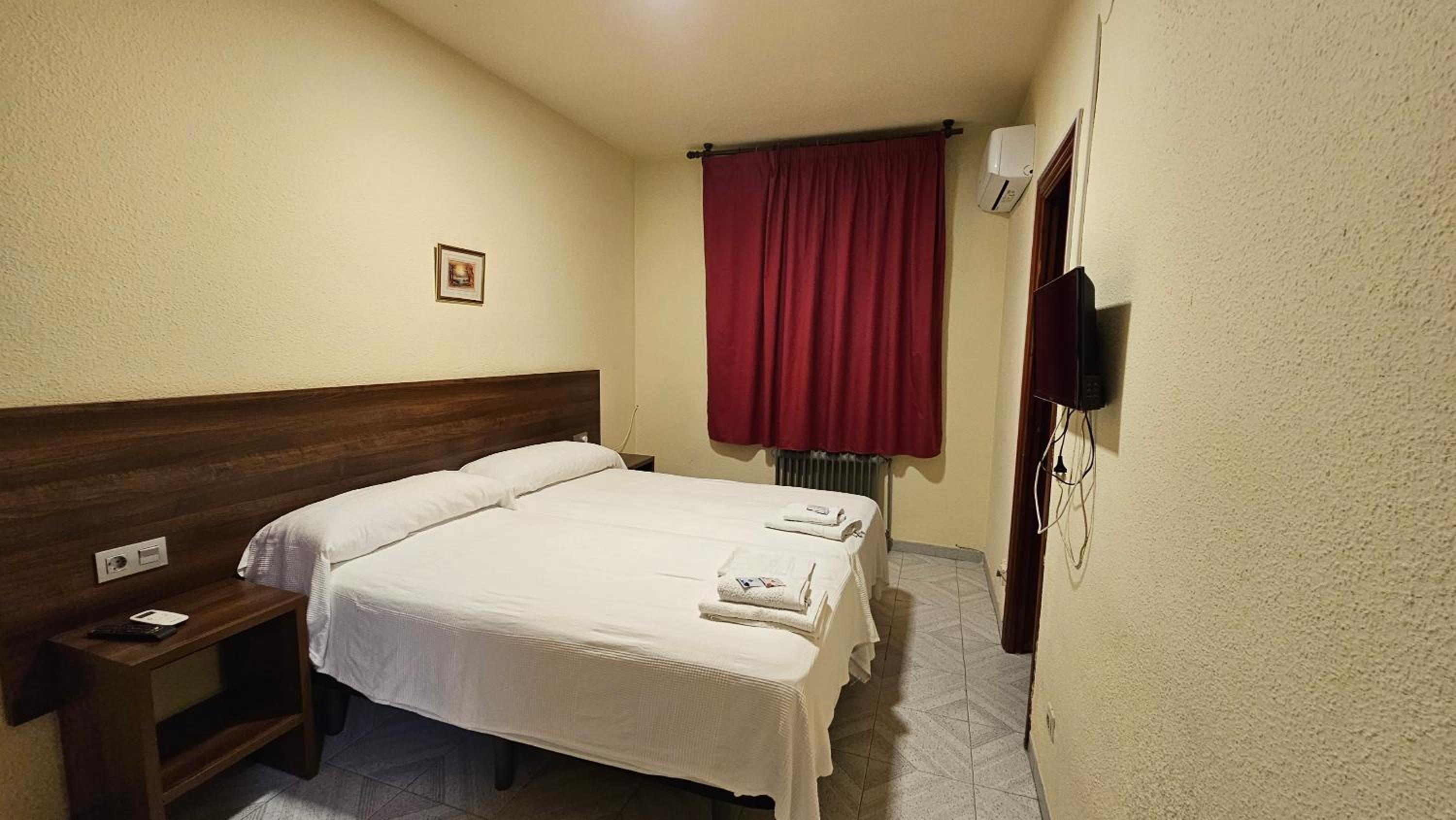 Double Room with Lake View - Photo 4