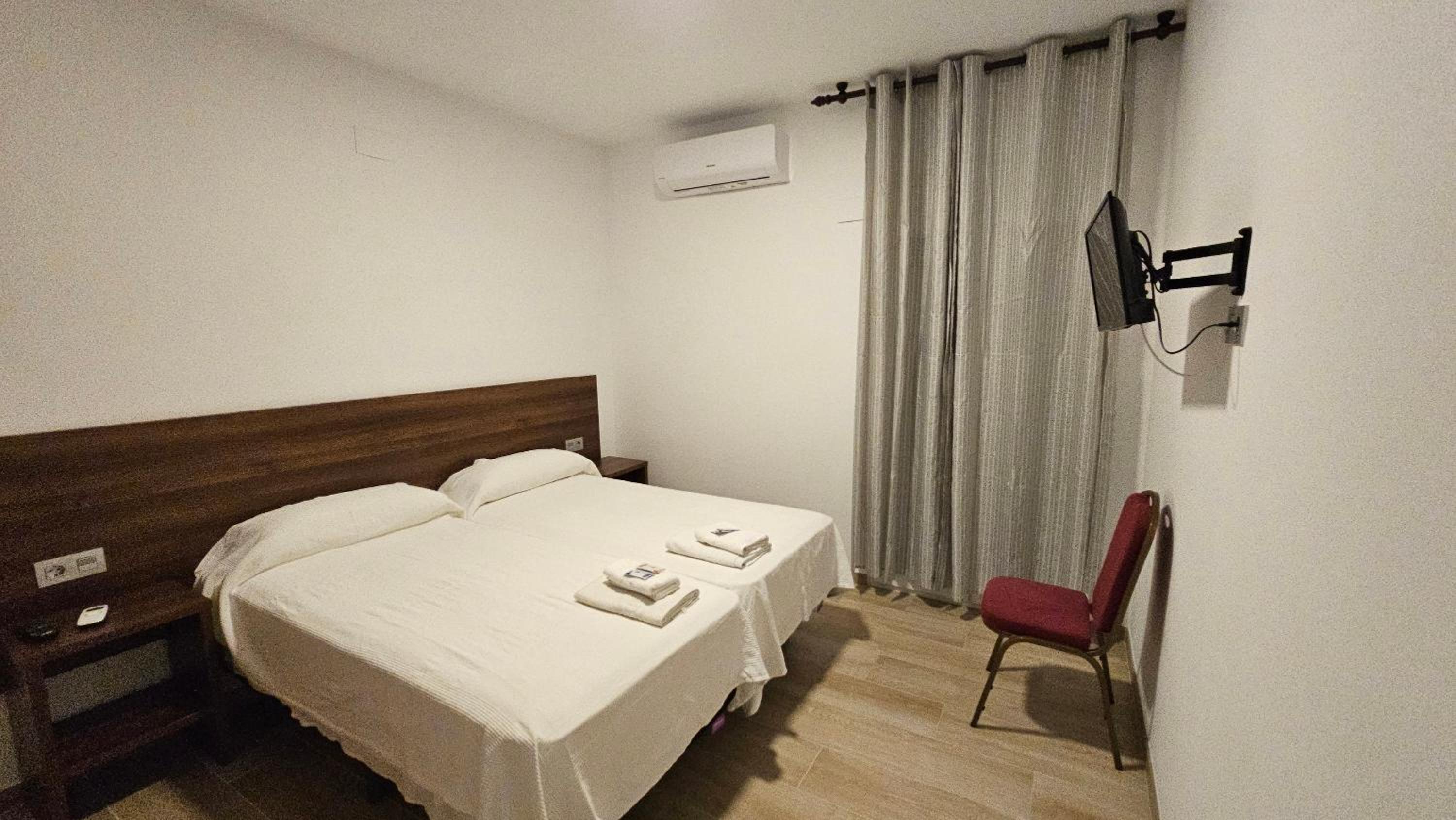 Double Room with Lake View - Photo 3