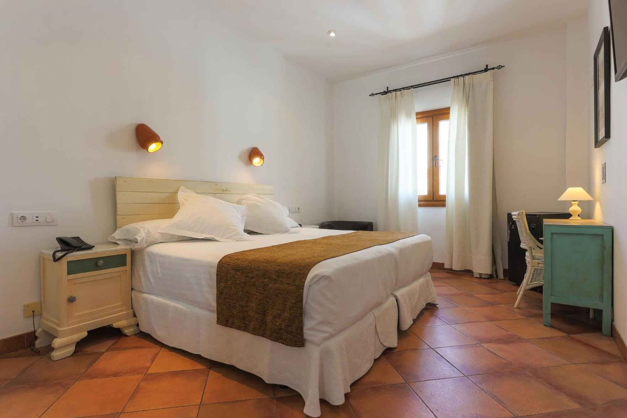 Double or Twin Room - Photo 4