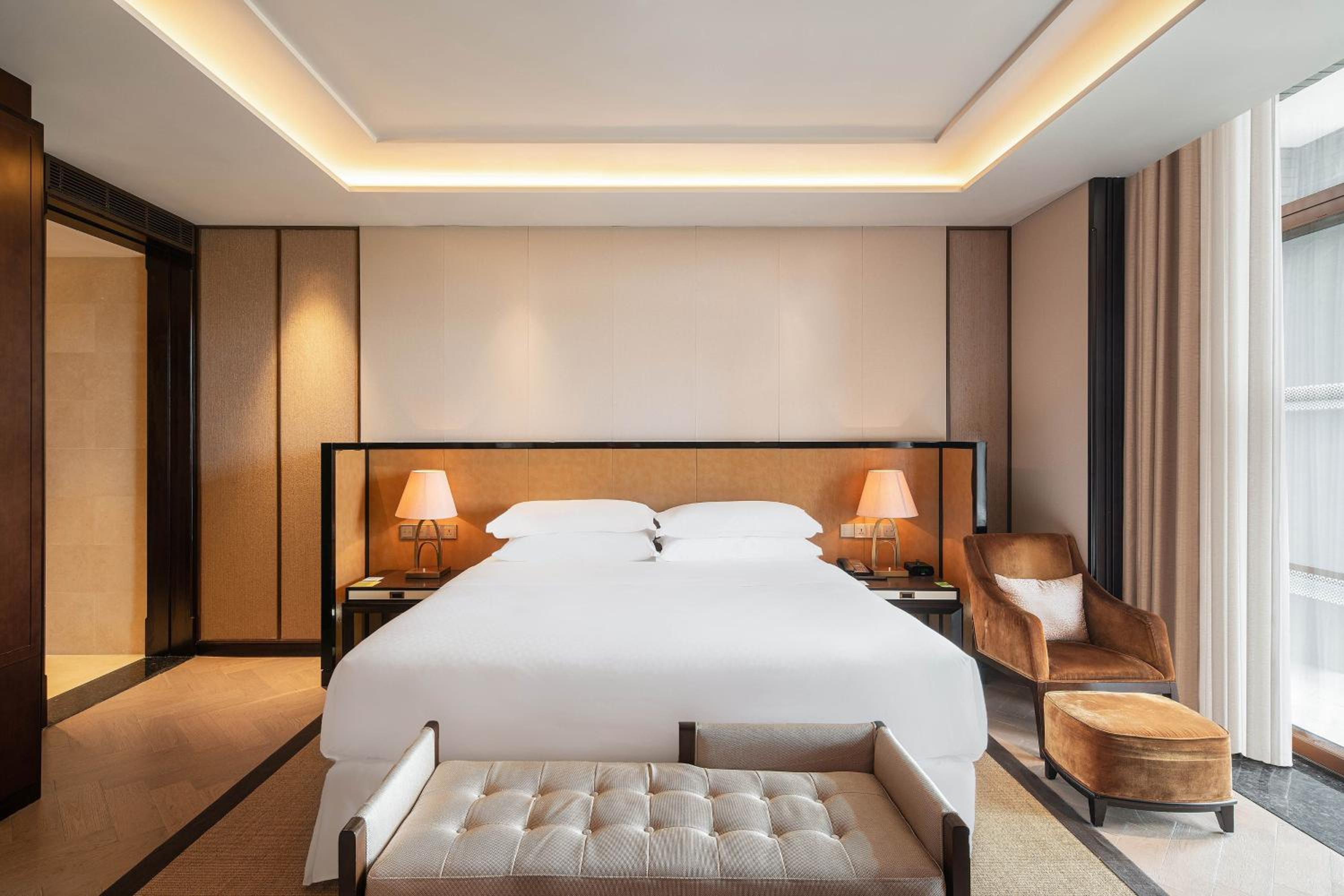 Deluxe One-Bedroom King Suite with Garden View photo 1