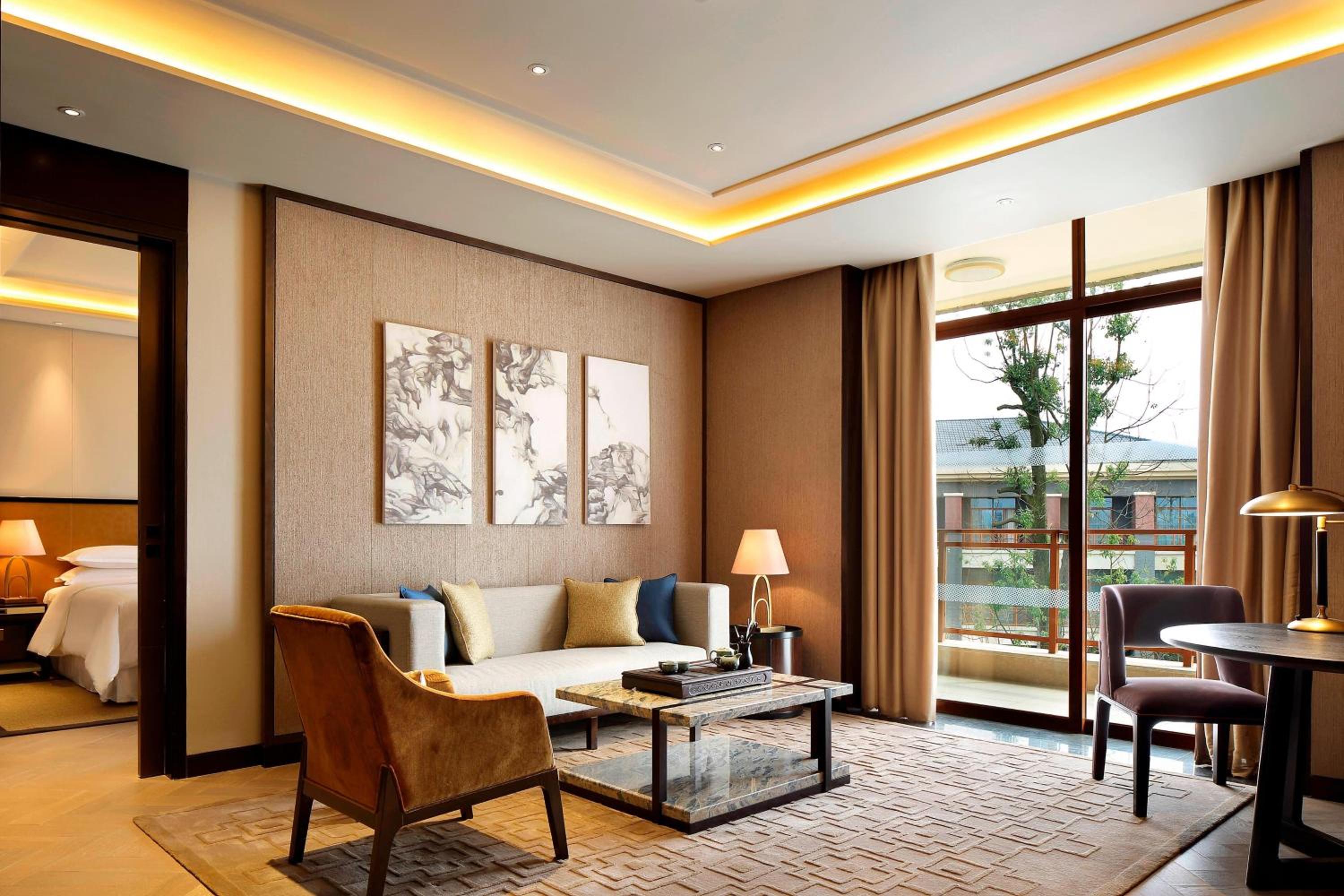Deluxe One-Bedroom King Suite with Garden View photo 2
