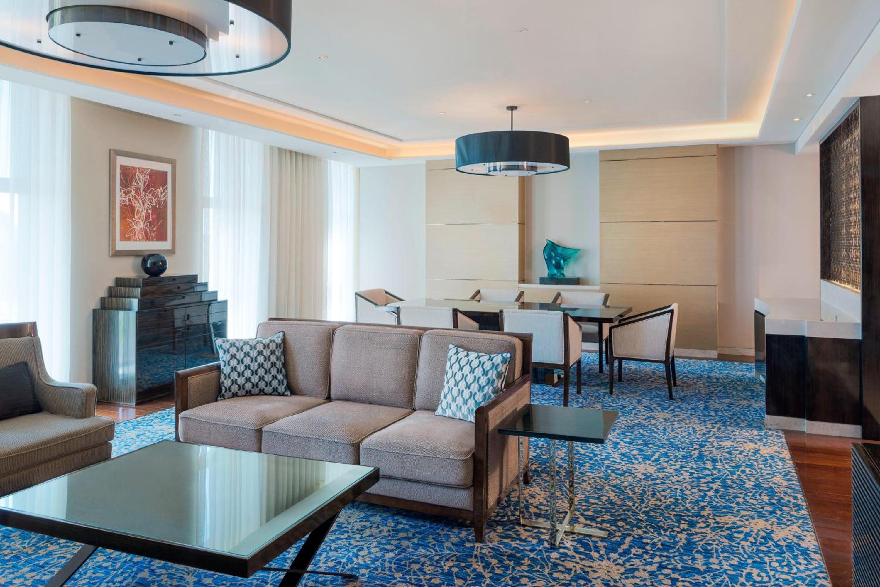 Grand Deluxe Suite, Club level, 1 Bedroom Larger Suite photo 2