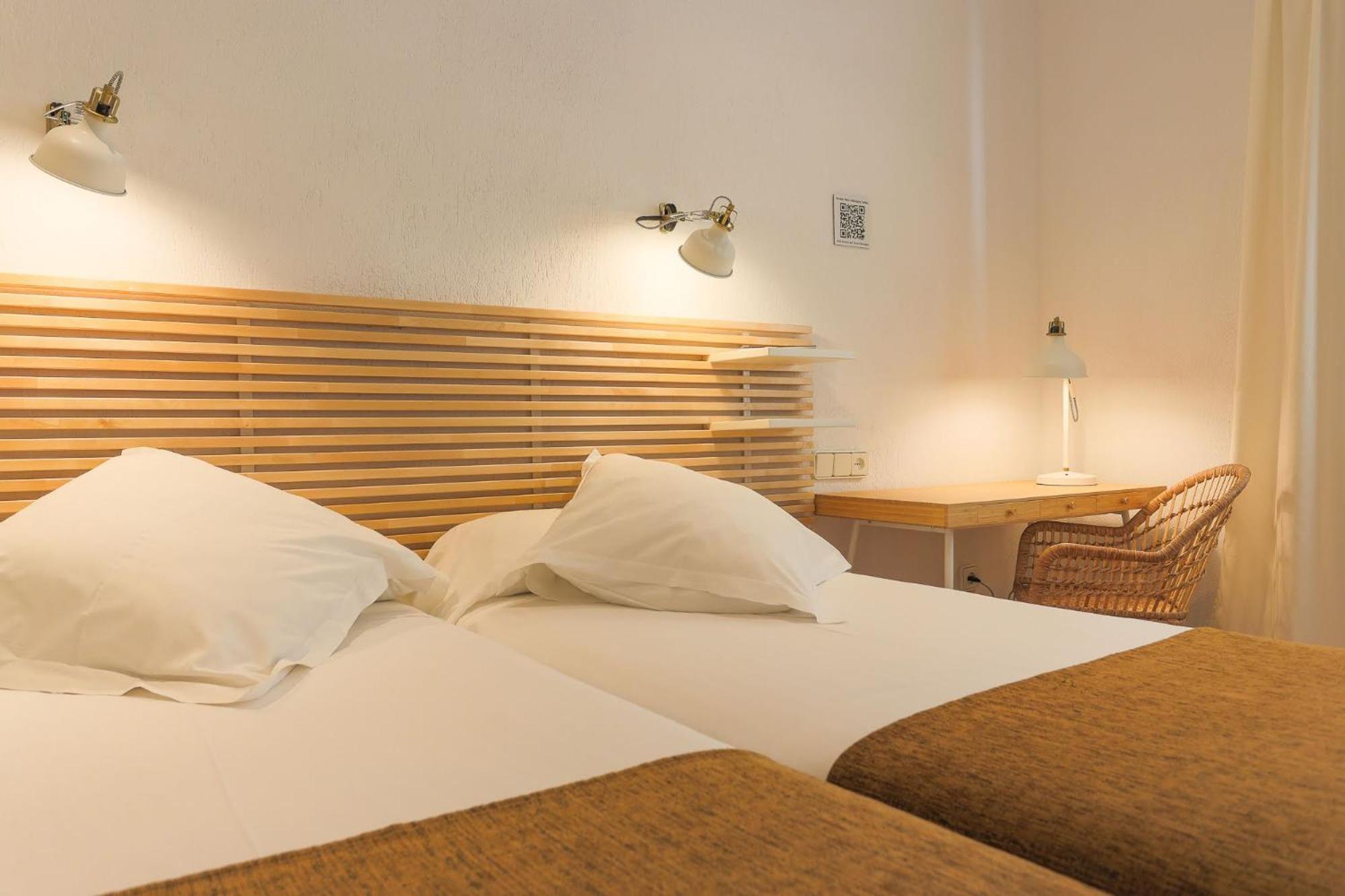 Double or Twin Room - Photo 3