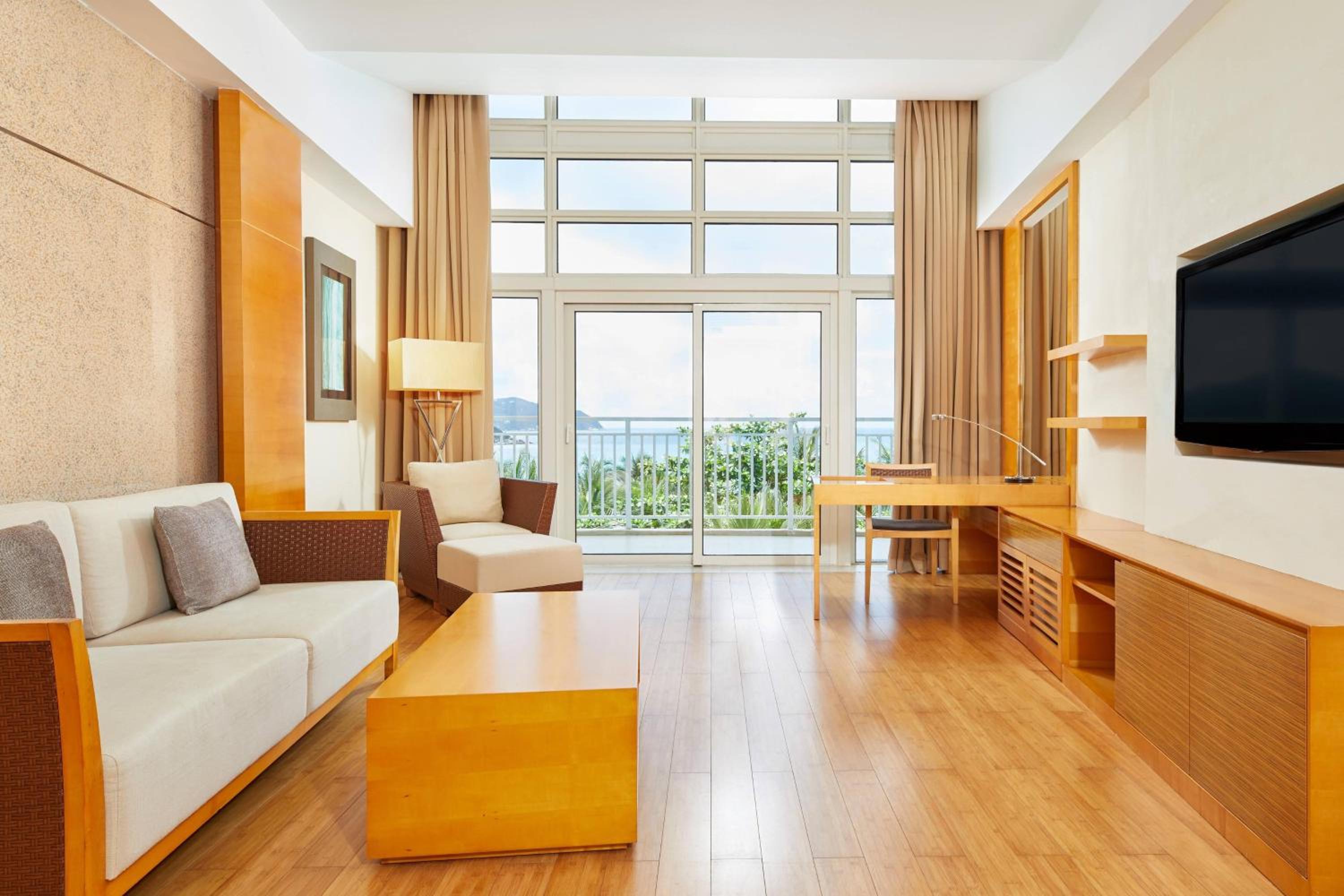 1 Bedroom 2 room Suite, 1 King, Seafront, Balcony