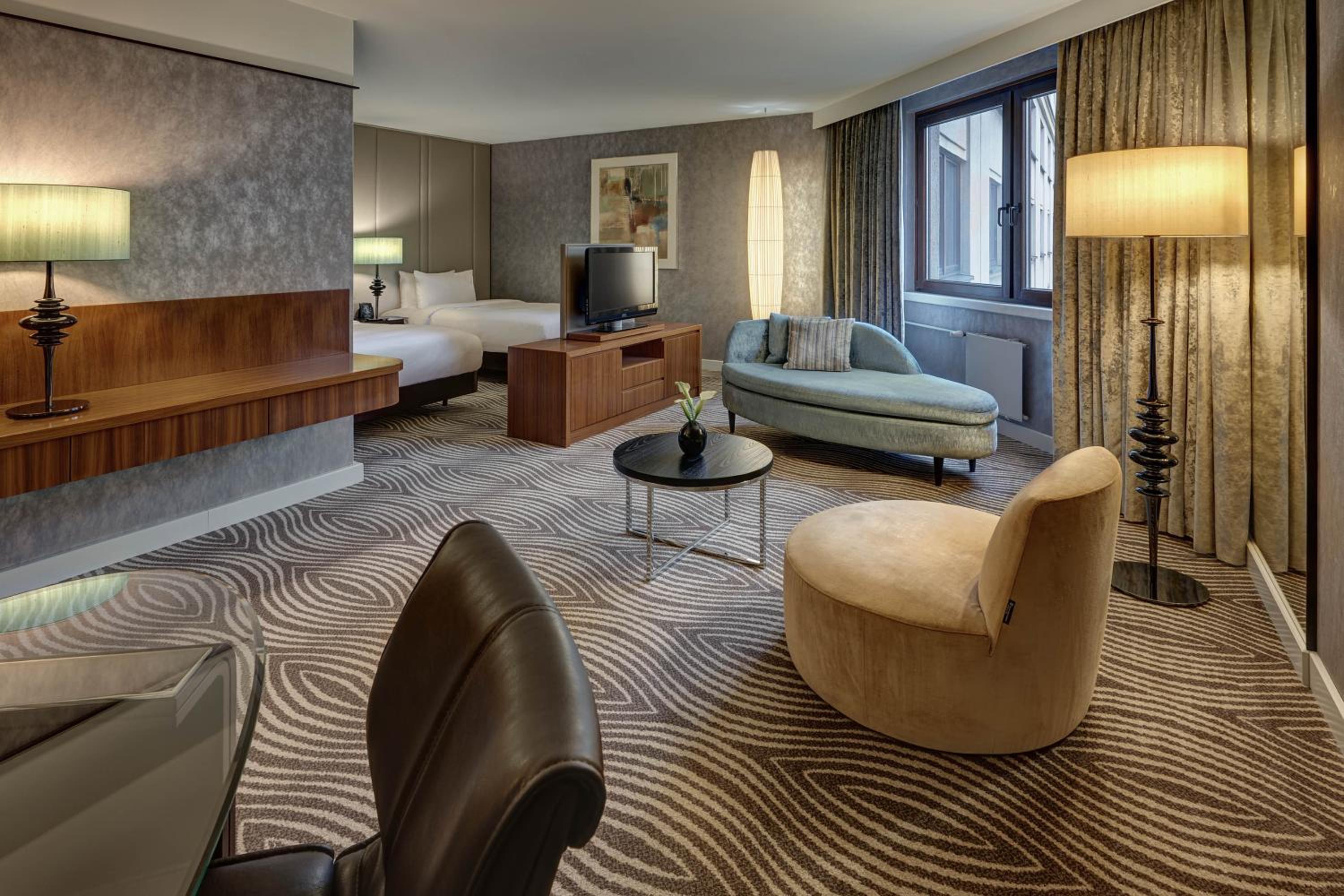 Deluxe Twin Room thumbnail 5
