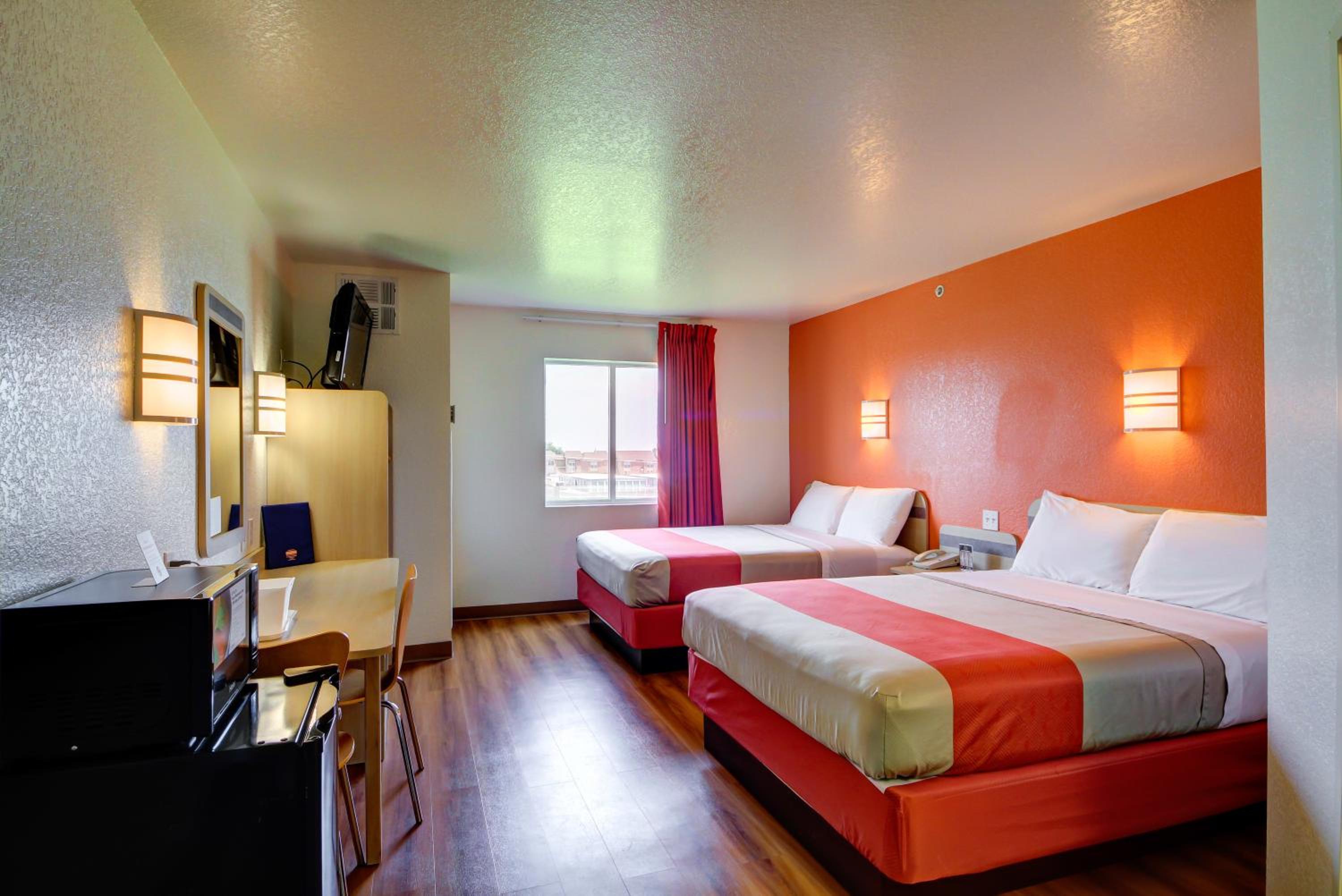 Queen Room with Two Queen Beds - Non-Smoking photo 2