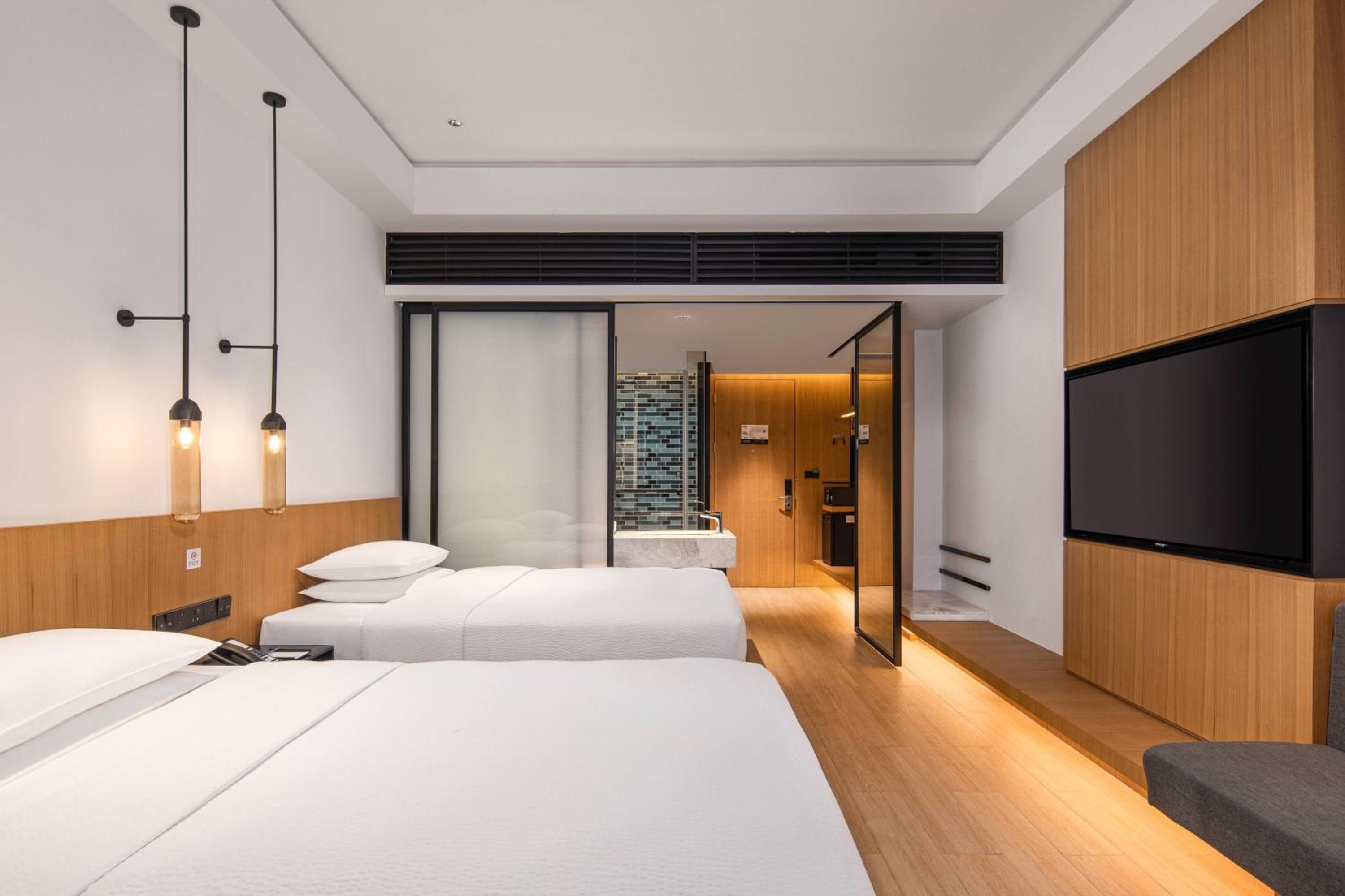 Deluxe Guest  room with 2 Double, City view photo 2