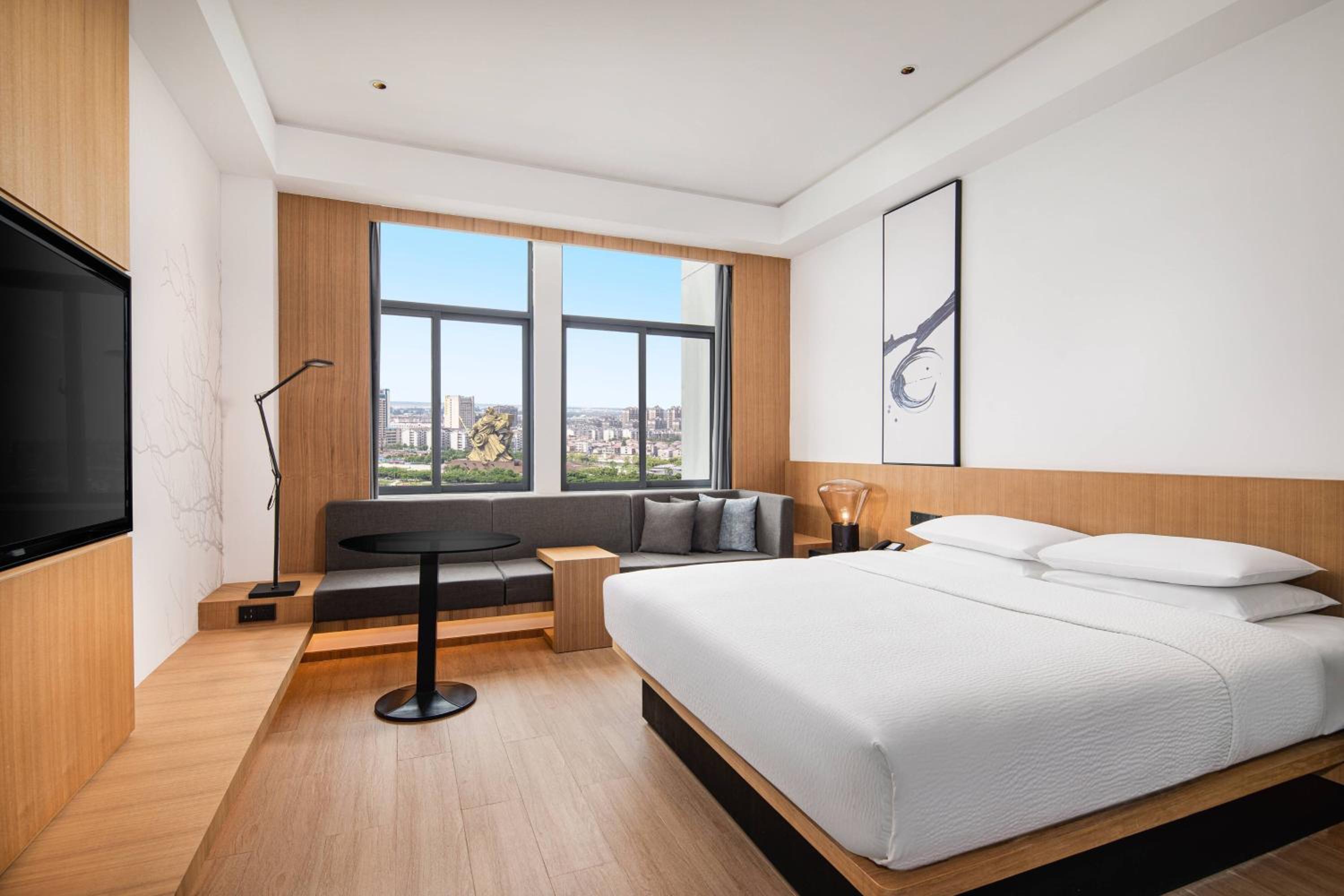 Deluxe Guest  room with 1 King, Guan Di Park view, City view photo 1