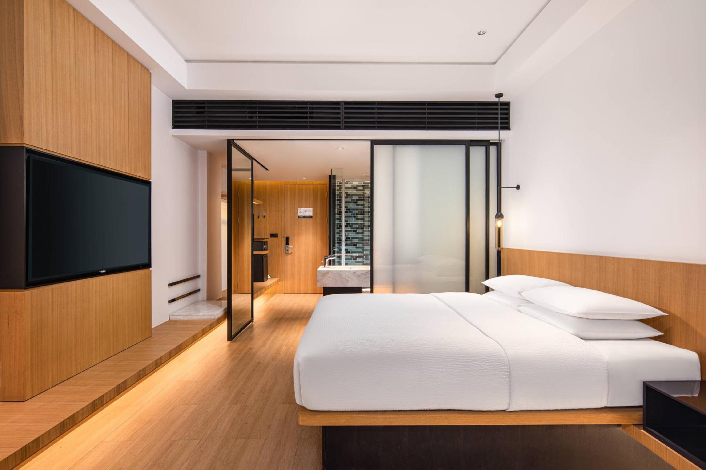 Deluxe Guest  room with 1 King, Guan Di Park view, City view photo 3