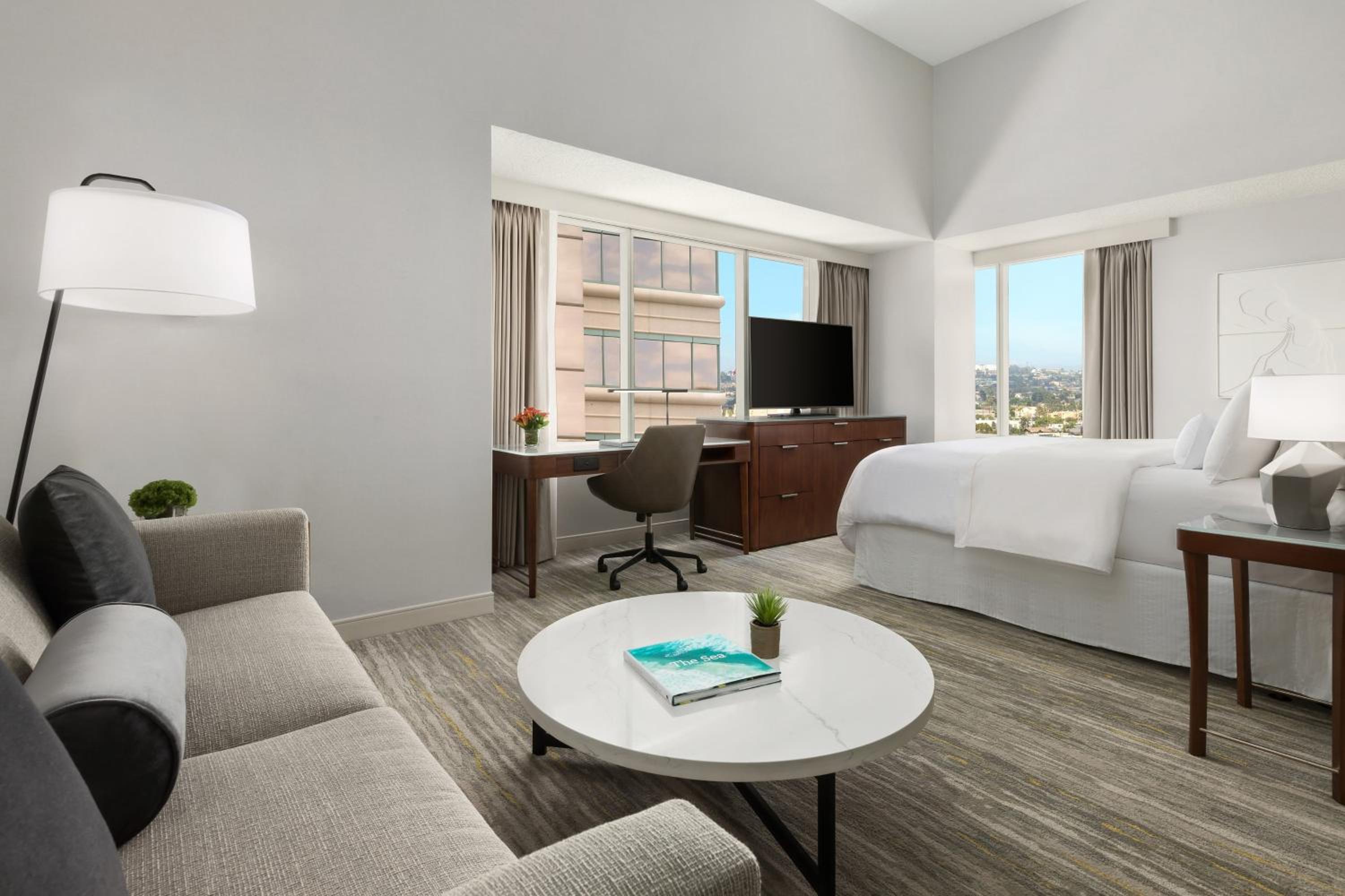 Executive Suite, 1 King - Photo 1