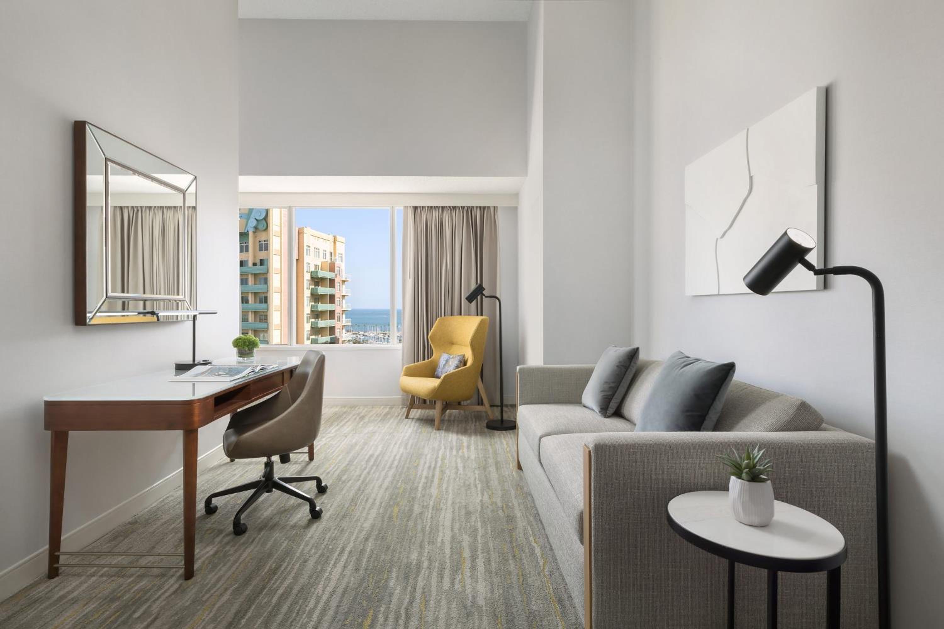 Executive Suite, 1 King - Photo 2