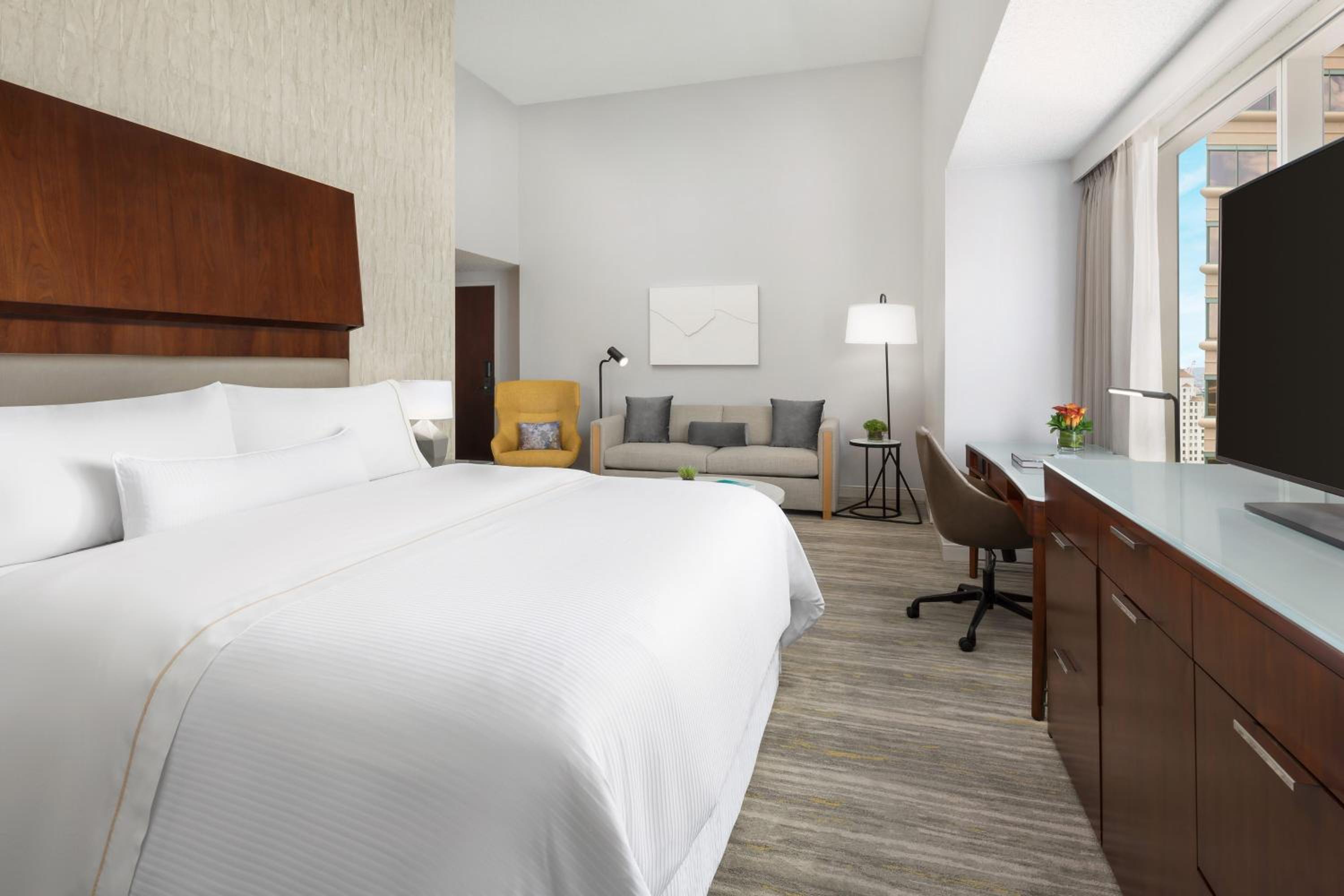 Executive Suite, 1 King - Photo 4