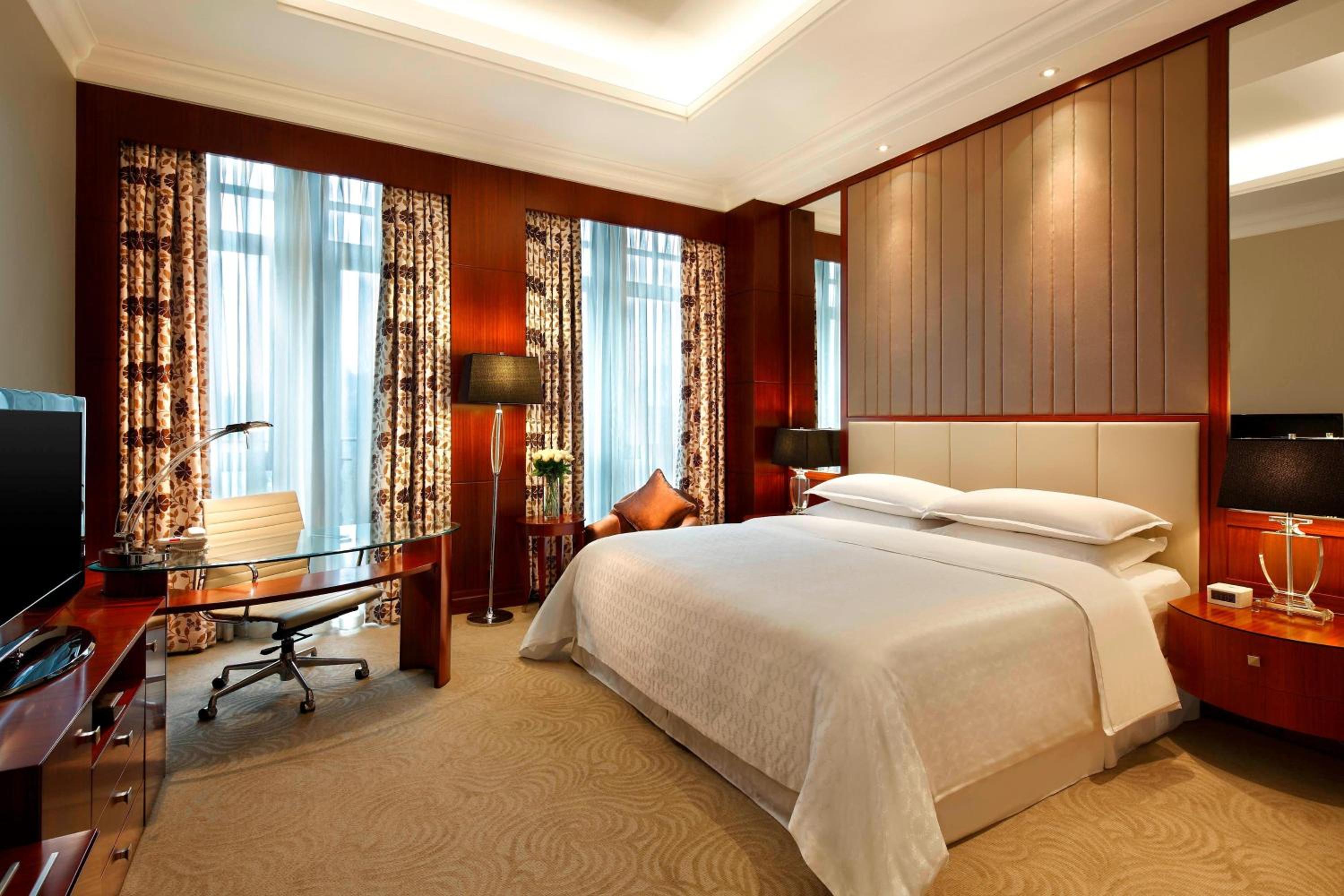 Deluxe King Room photo 1