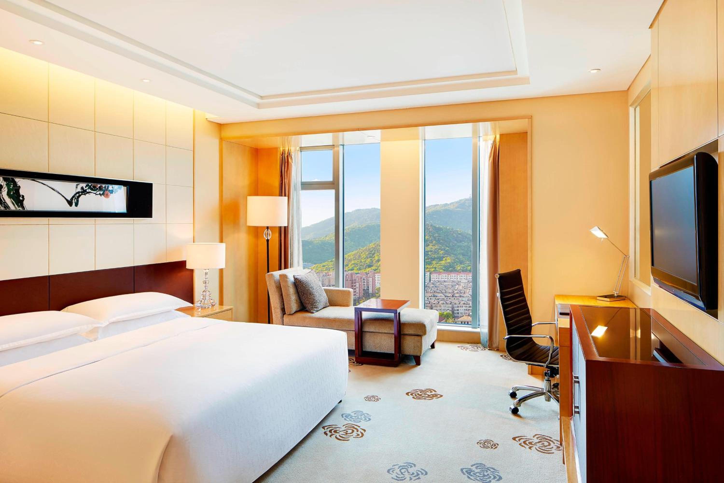Business King Room with Mountain View