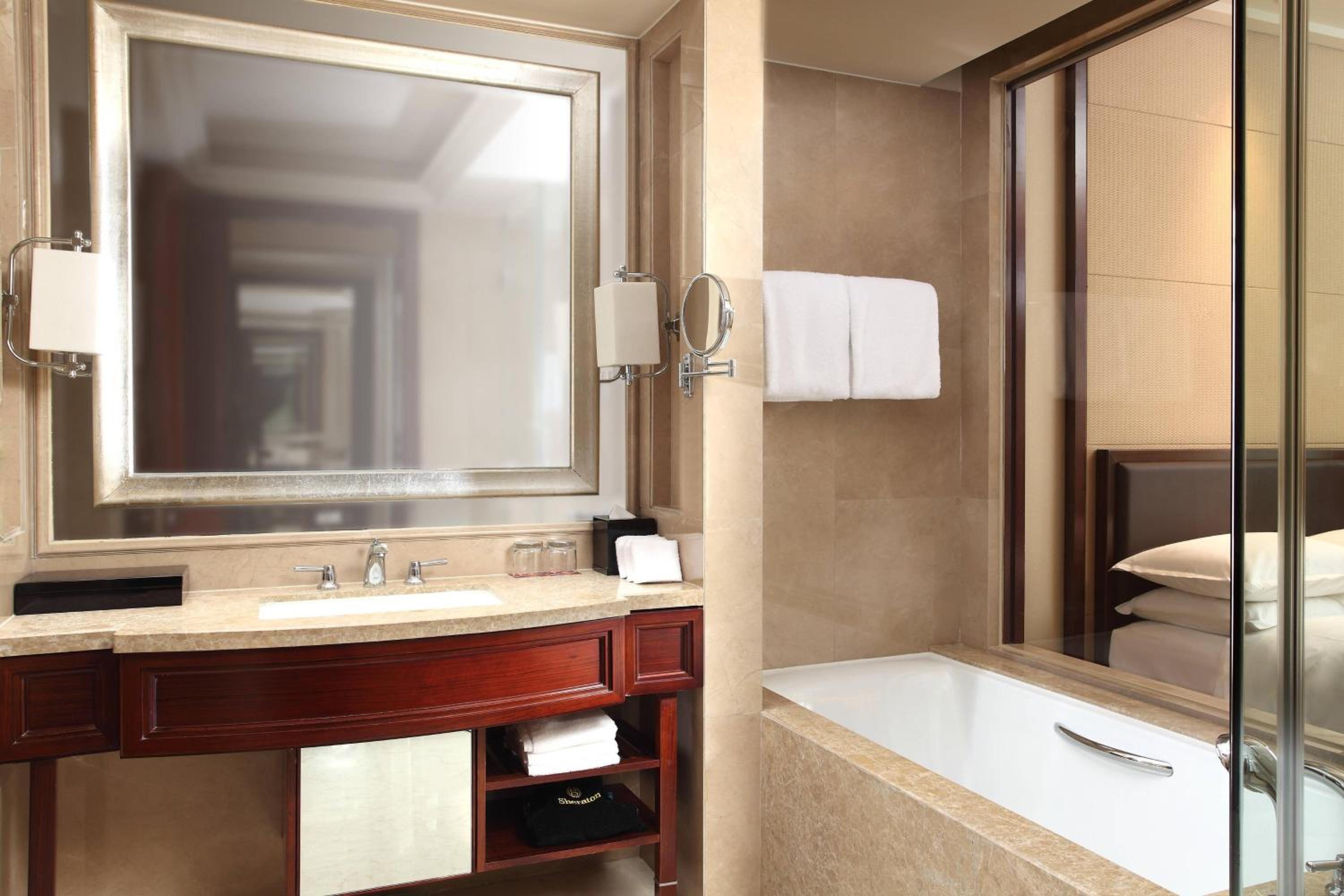 Deluxe King Room photo 3