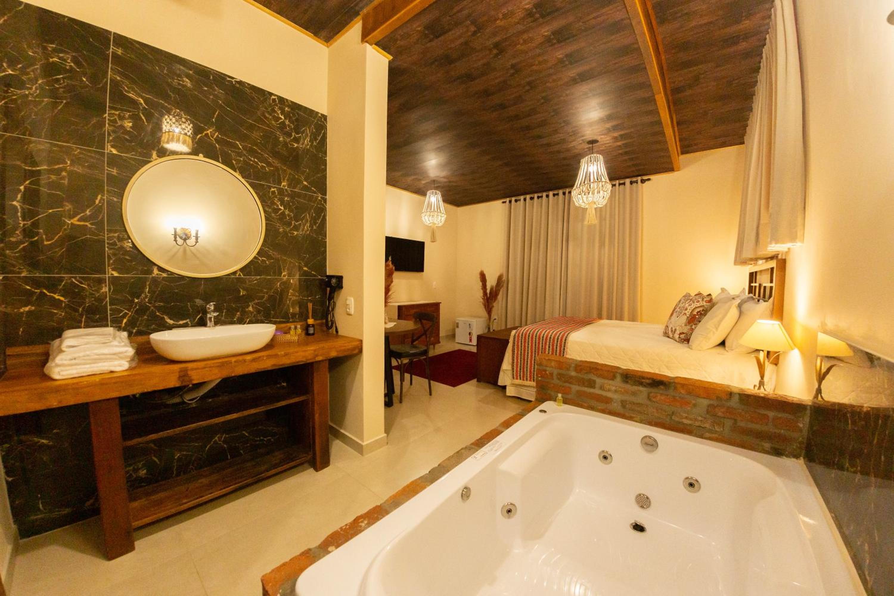 Deluxe Suite with Spa Bath photo 3