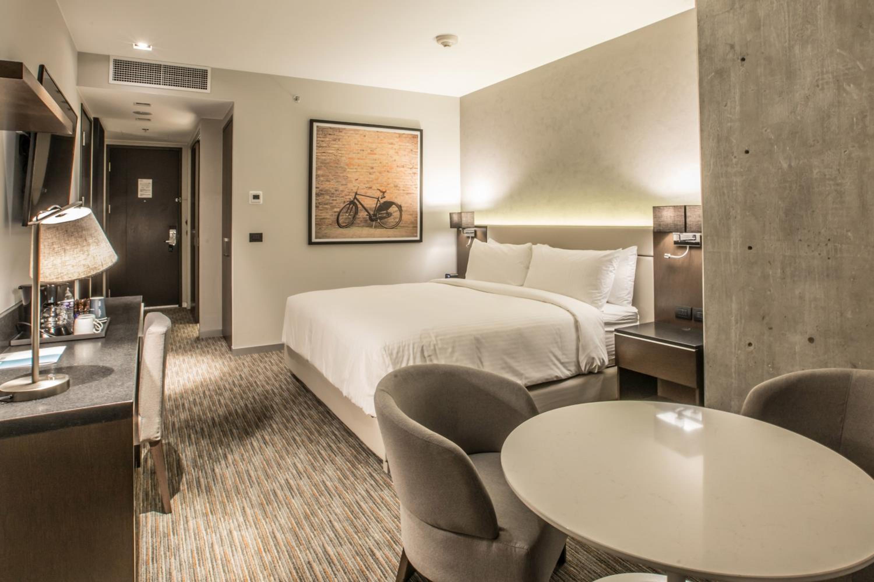 Grand Traditional with One King Bed and Volcano View photo 1