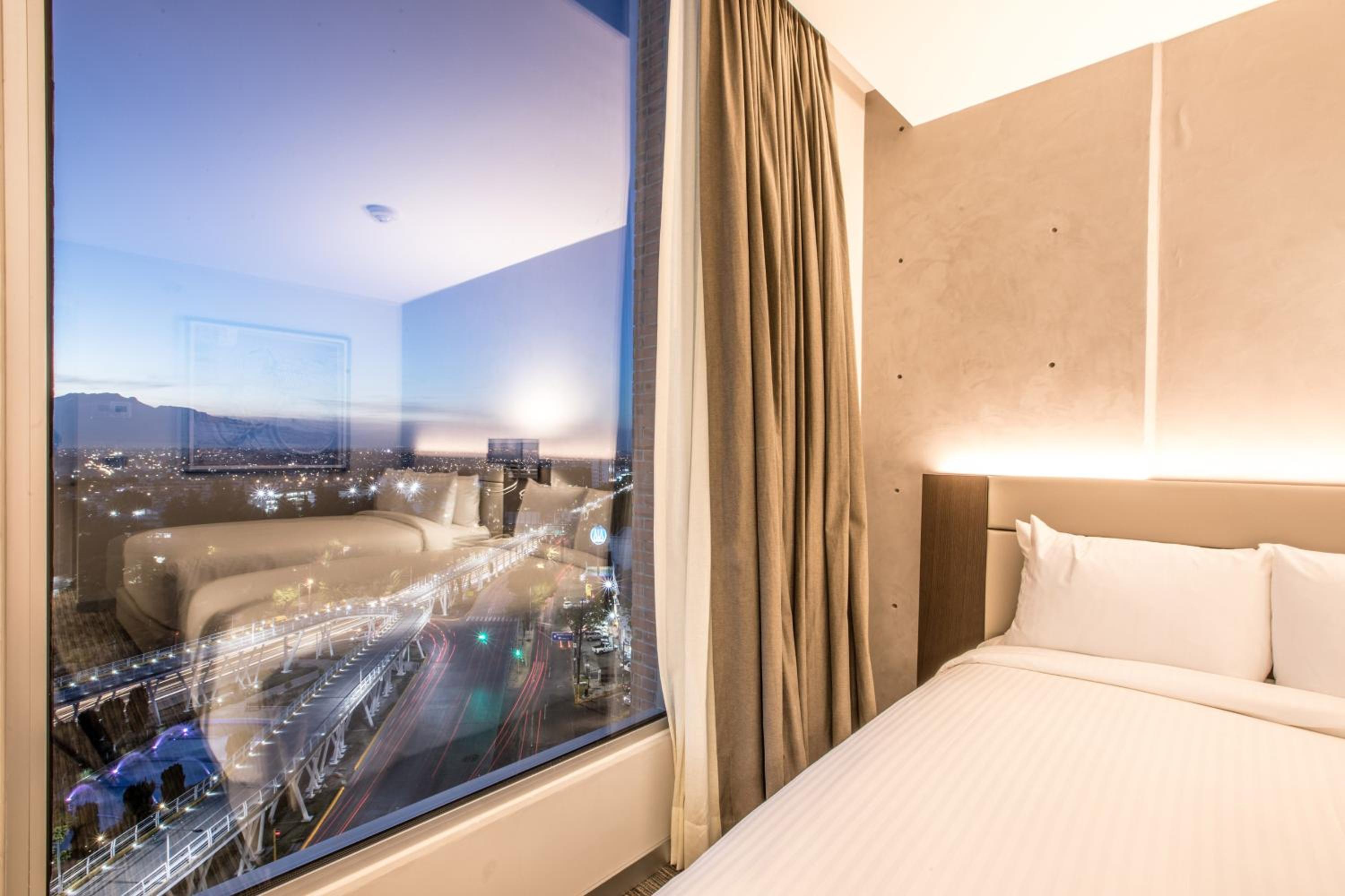 Queen Room with Two Queen Beds with Bath Tub and Volcano View  photo 3