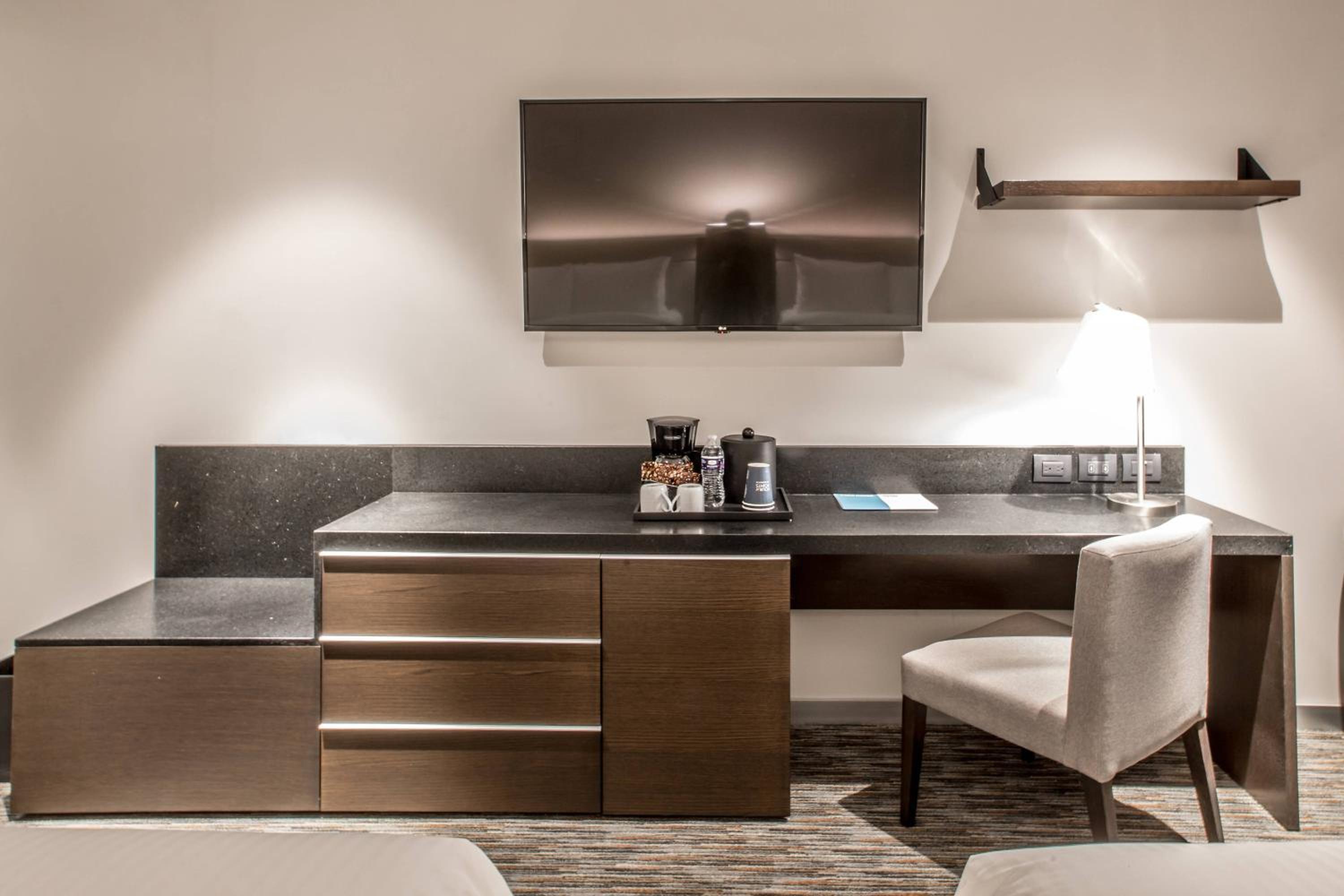 Queen Room with Two Queen Beds with Bath Tub and Volcano View  photo 2