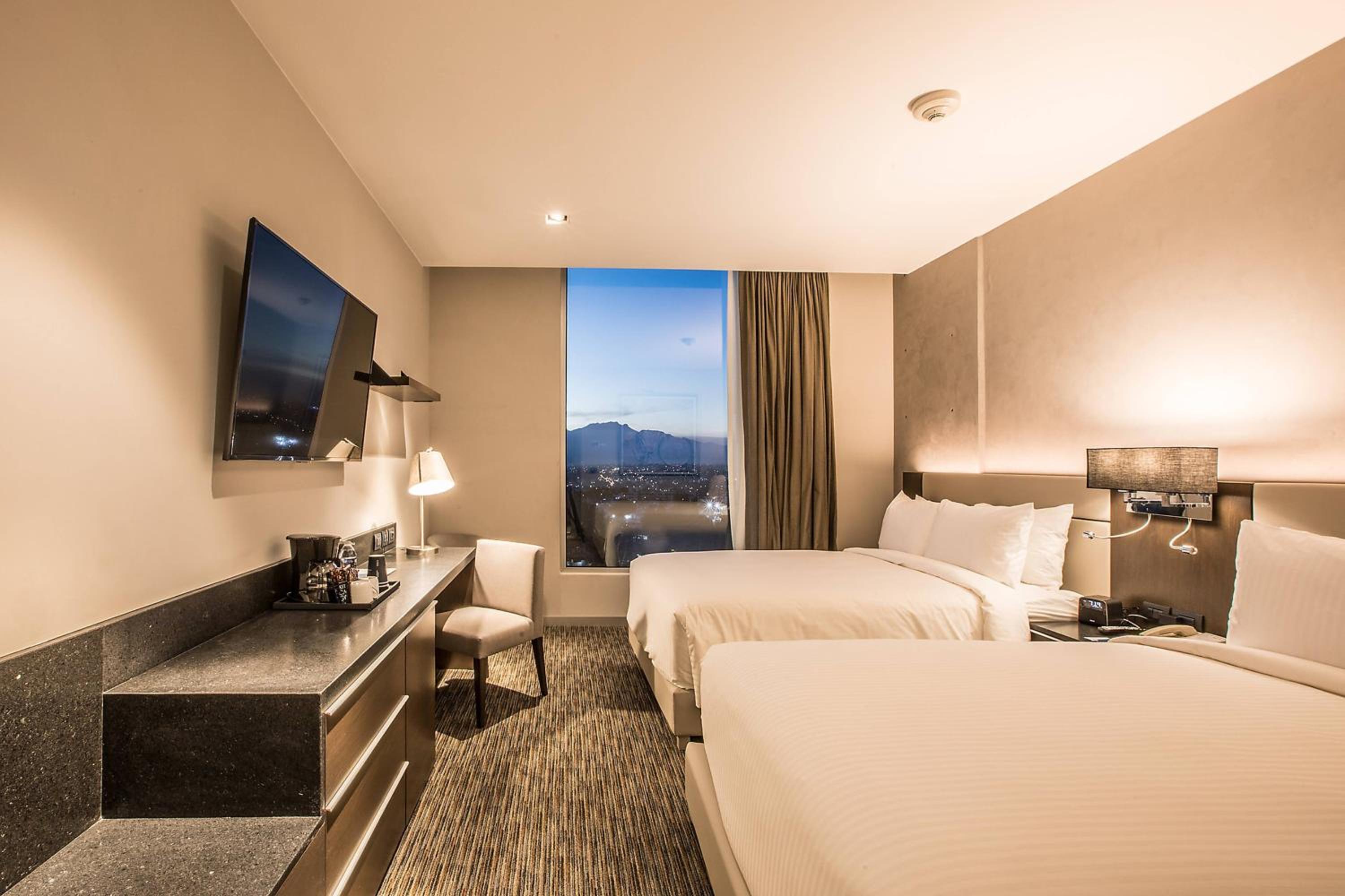 Queen Room with Two Queen Beds with Bath Tub and Volcano View  photo 1