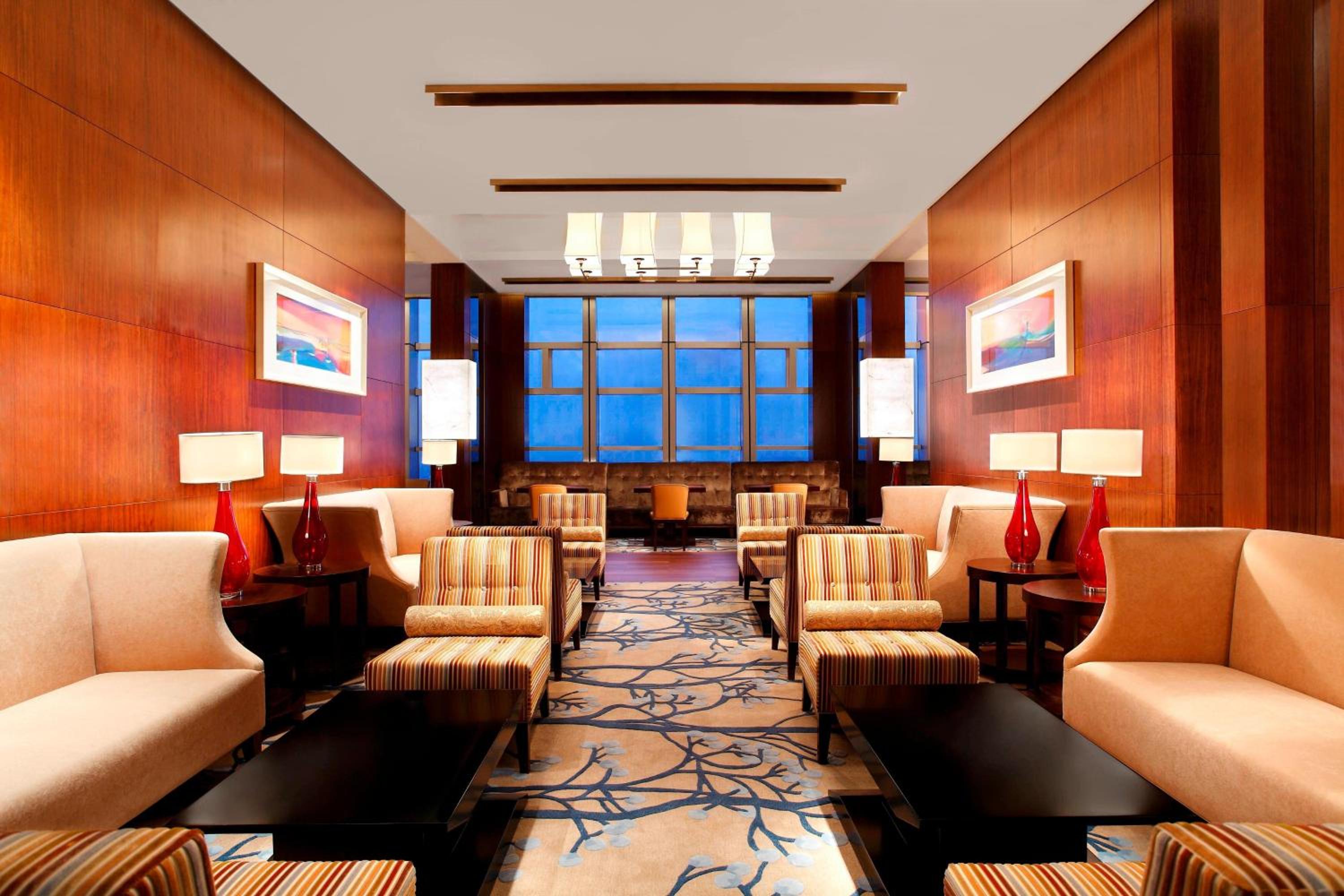 Club Deluxe, Club lounge access, Guest room, 1 King - Photo 3