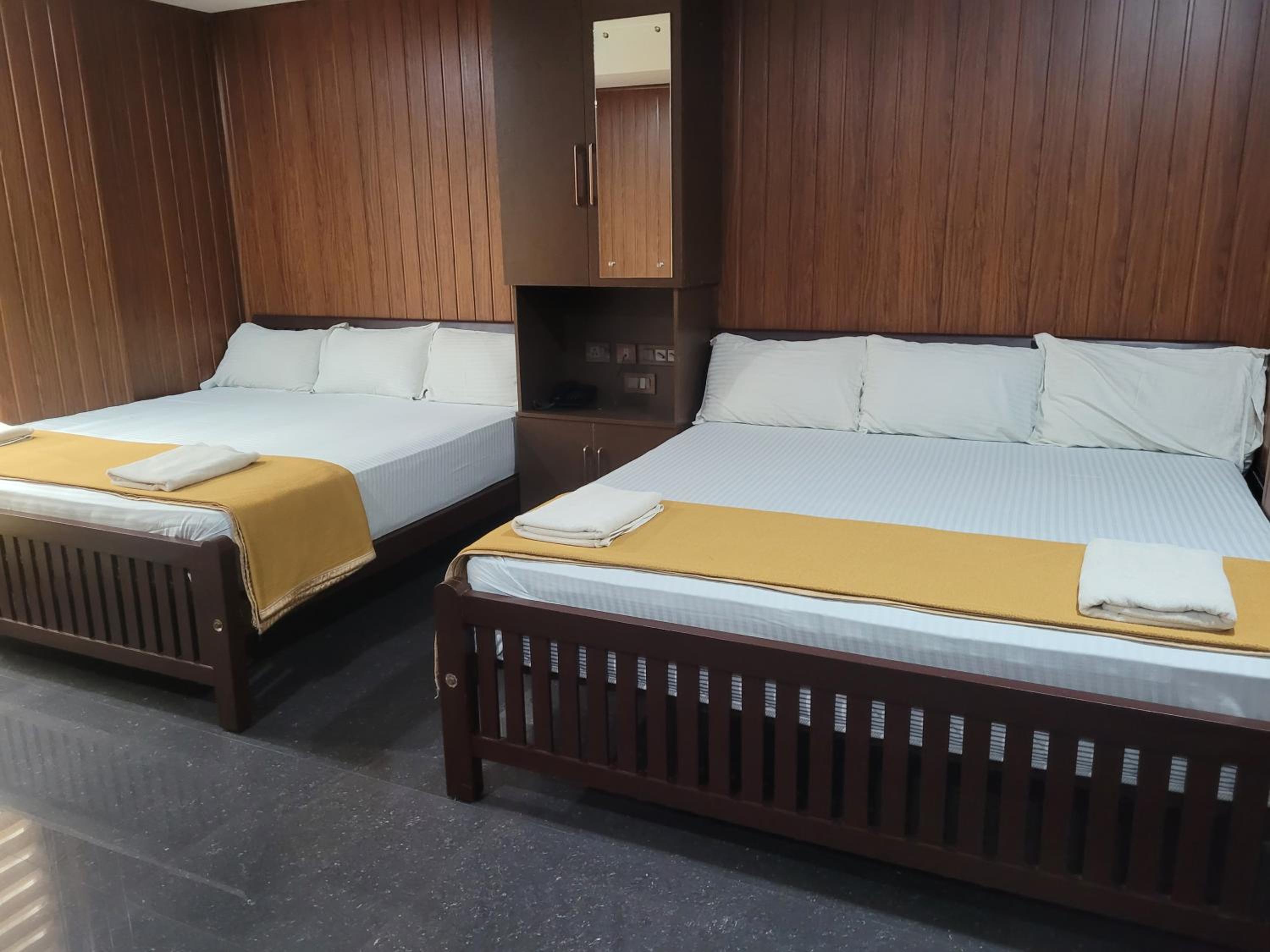 King Room with Two King Beds photo 1